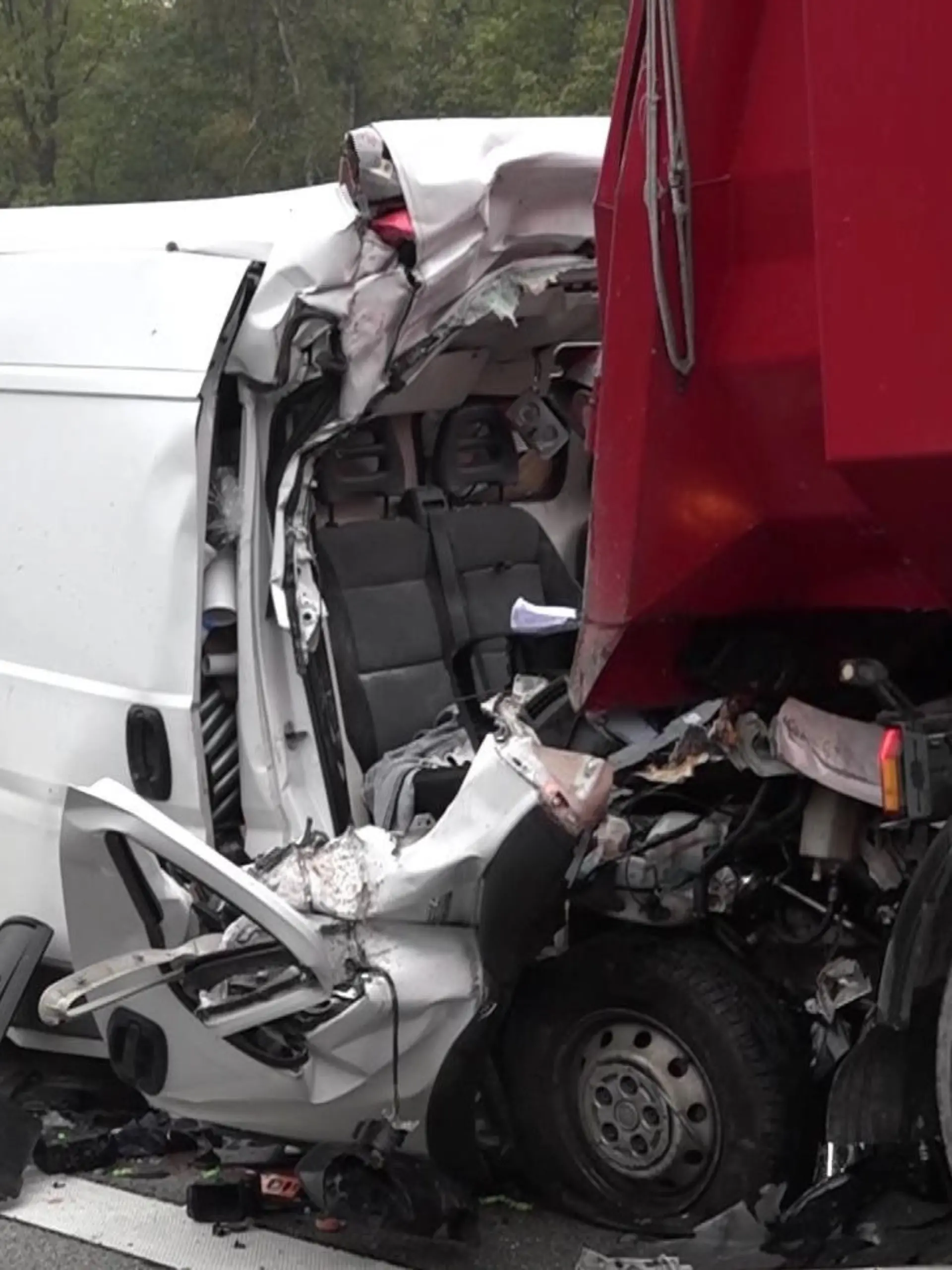 Auf der Autobahn 5 bei Alsfeld ist es am Dienstagmorgen zu einem tödlichen Unfall gekommen. Laut Polizei stießen zwischen den Alsfeld-Ost und dem Hattenbacher Dreieck ein Lastwagen und ein Kleintransporter zusammen. Dabei wurde ein 46 Jahre alter Mann tödlich verletzt.