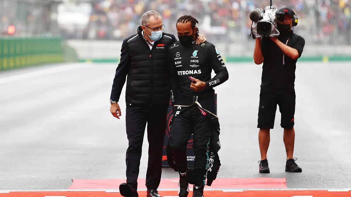 ISTANBUL, TURKEY - OCTOBER 10: Lewis Hamilton of Great Britain and Mercedes GP talks with Stefano Domenicali, CEO of the Formula One Group, on the grid during the F1 Grand Prix of Turkey at Intercity Istanbul Park on October 10, 2021 in Istanbul, Turkey. (Photo by Mark Thompson/Getty Images)