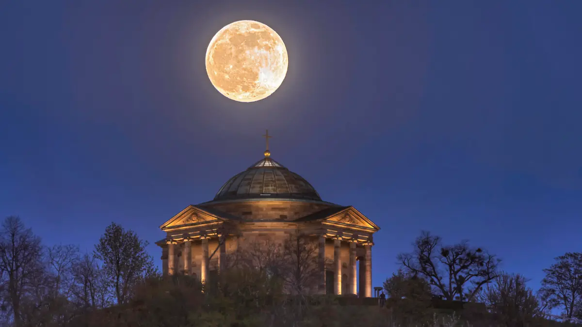  Aufgehender Vollmond über Stuttgart. Grabkapelle auf dem Württemberg. // Europa, Deutschland, Baden-Württemberg, Stuttgart. 26.04.2021. *** Rising full moon over Stuttgart grave chapel on the Württemberg Europe, Germany, Baden Württemberg, Stuttgart 26 04 2021
