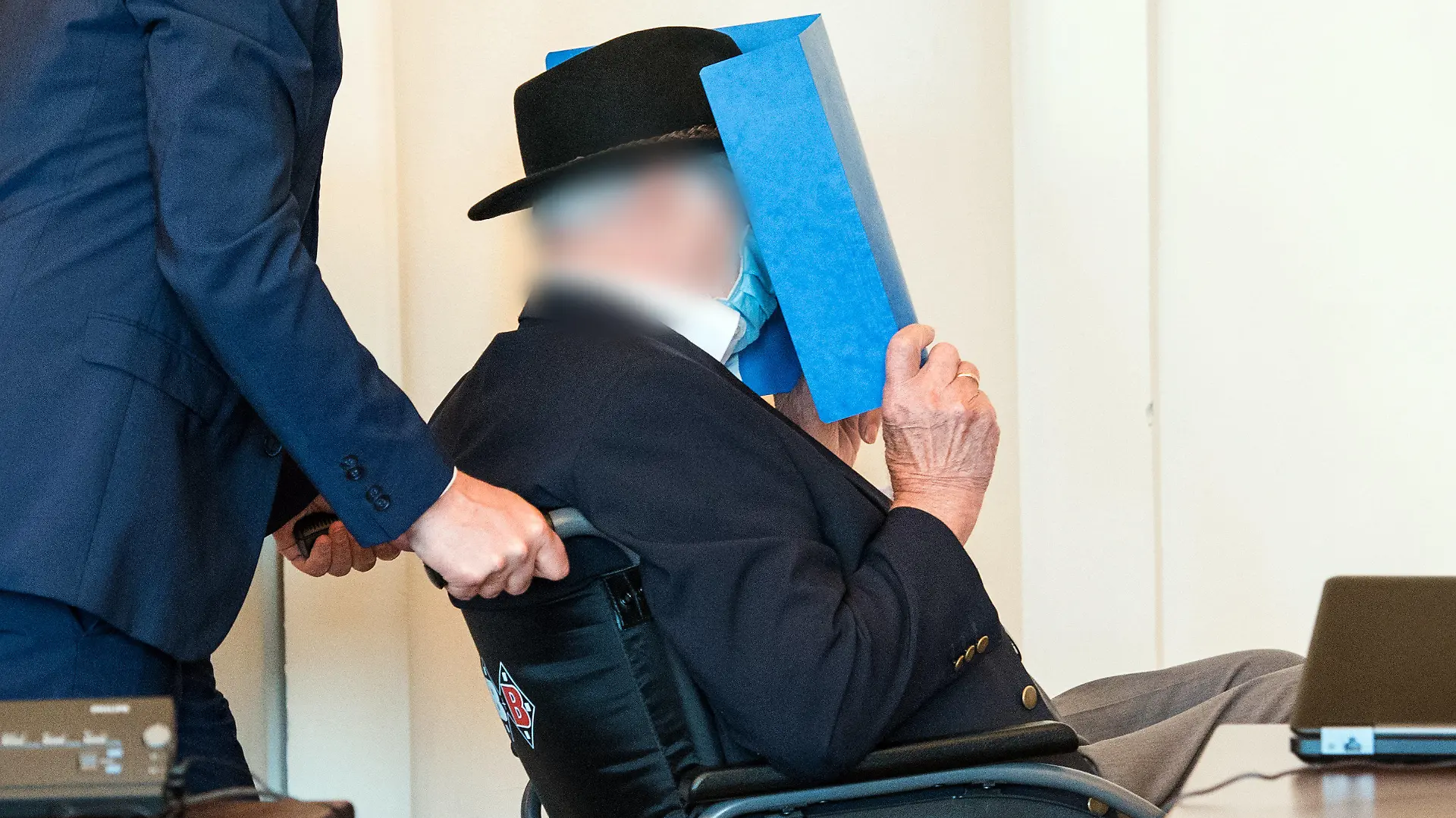 23.07.2020, Hamburg: Ein 93 Jahre alter ehemaliger SS-Wachmann des Konzentrationslagers Stutthof bei Danzig wird im Landgericht in einem Gerichtssaal geschoben. Das Landgericht Hamburg hat den ehemaligen Wachmann zu zwei Jahren Jugendstrafe auf Bewährung verurteilt. Die Jugendstrafkammer sprach ihn der Beihilfe zum Mord in 5232 Fällen und wegen Beihilfe zu einem versuchten Mord schuldig. Foto: Daniel Bockwoldt/dpa - ACHTUNG: Angeklagter wurde aus rechtlichen Gründen gepixelt +++ dpa-Bildfunk +++
