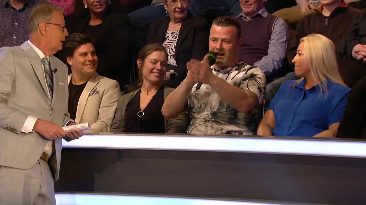 "Wir kennen uns doch?!" "Wer wird Millionär?"-Moderator Günther Jauch hört sich an, wie seine Kandidatin Adriana Heinze von ihrem Lebensgefährten überrascht wird