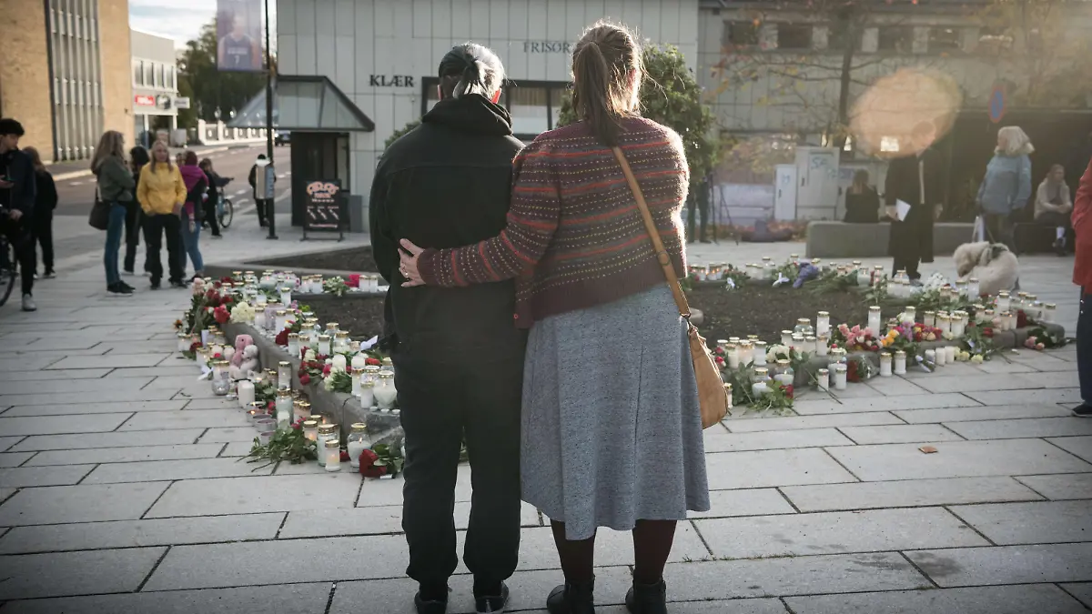Människor tänder ljus och lämnar blommor pa en minnesplats i staden. Terrordad i Kongsberg i Norge. En 37-arig man med pilbage gick till attack i norska Kongsberg. Fem personer dödades och tva skadades. Kongsberg Norge x2512x *** People light candles and leave flowers at a memorial site in the city Terrordad in Kongsberg in Norway A 37-year-old man with a bow tie attacked in Norwegian Kongsberg Five people were killed and two injured Kongsberg Norway x2512x, PUBLICATIONxNOTxINxDENxNORxSWExFIN Copyright: xTÄRNHUVUDxANNA/Aftonbladetx Terrordad Kongsberg