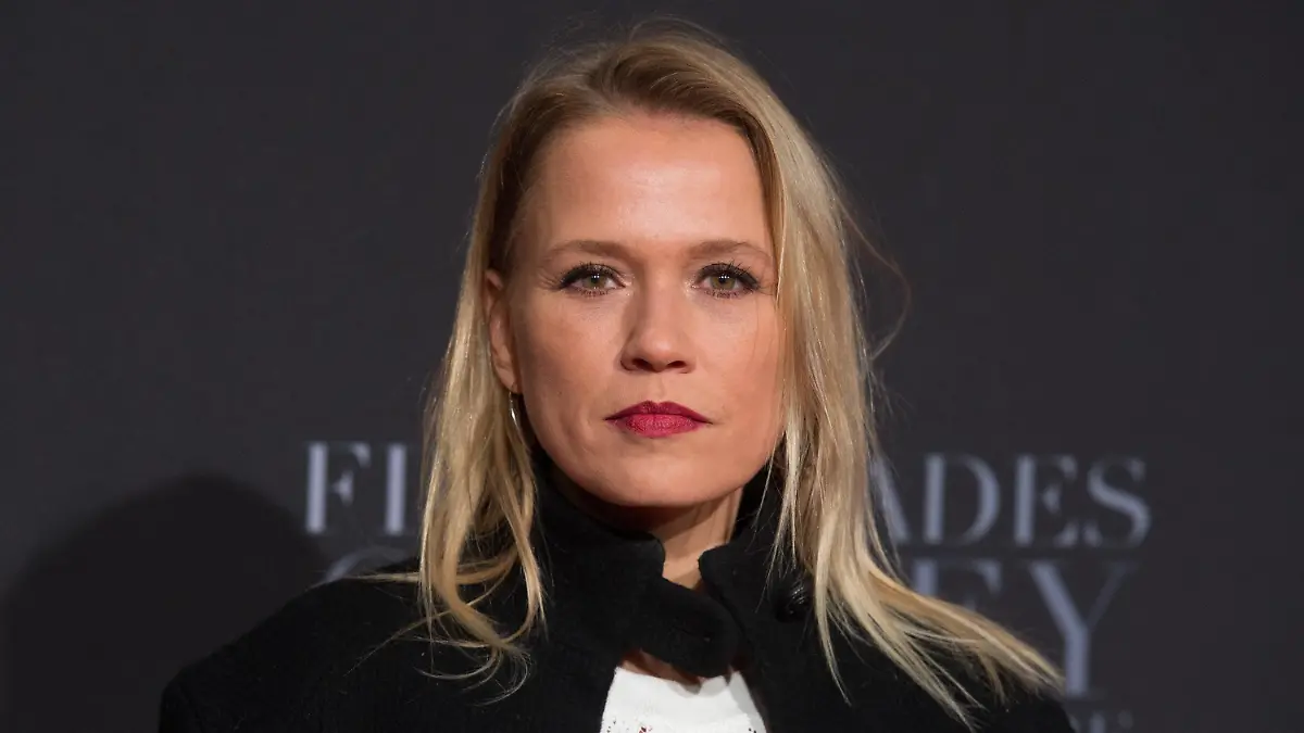 ARCHIV - 07.02.2017, Hamburg: Schauspielerin Nova Meierhenrich bei der Europapremiere "Fifty Shades of Grey - Gefährliche Liebe" im CinemaxX Dammtor. (zu dpa Nova Meierhenrich: Ging Freundin zuliebe zur ersten Therapie vom 05.10.2018) Foto: Daniel Reinhardt/dpa +++ dpa-Bildfunk +++