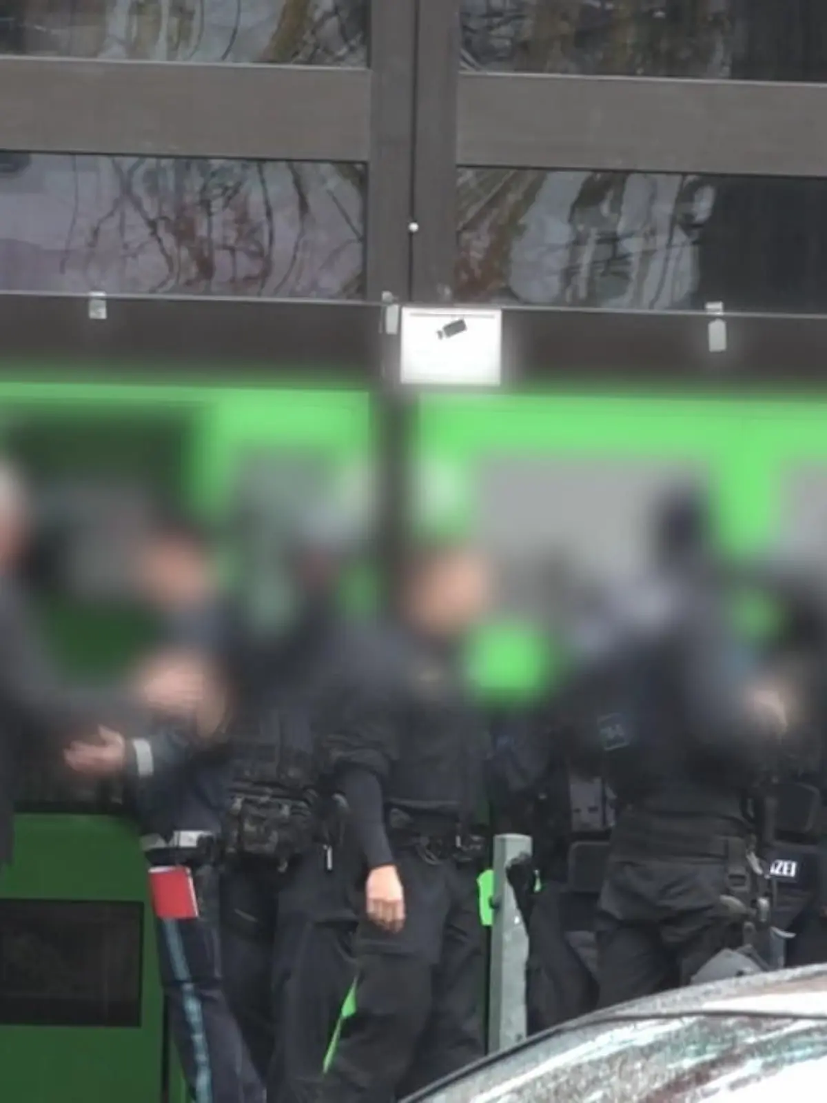 In Nürnberg läuft ein mutmaßlicher Täter durchs Schulgebäude und bedroht die Menschen in den Räumen. Die Polizei beginnt sofort einen Großeinsatz.