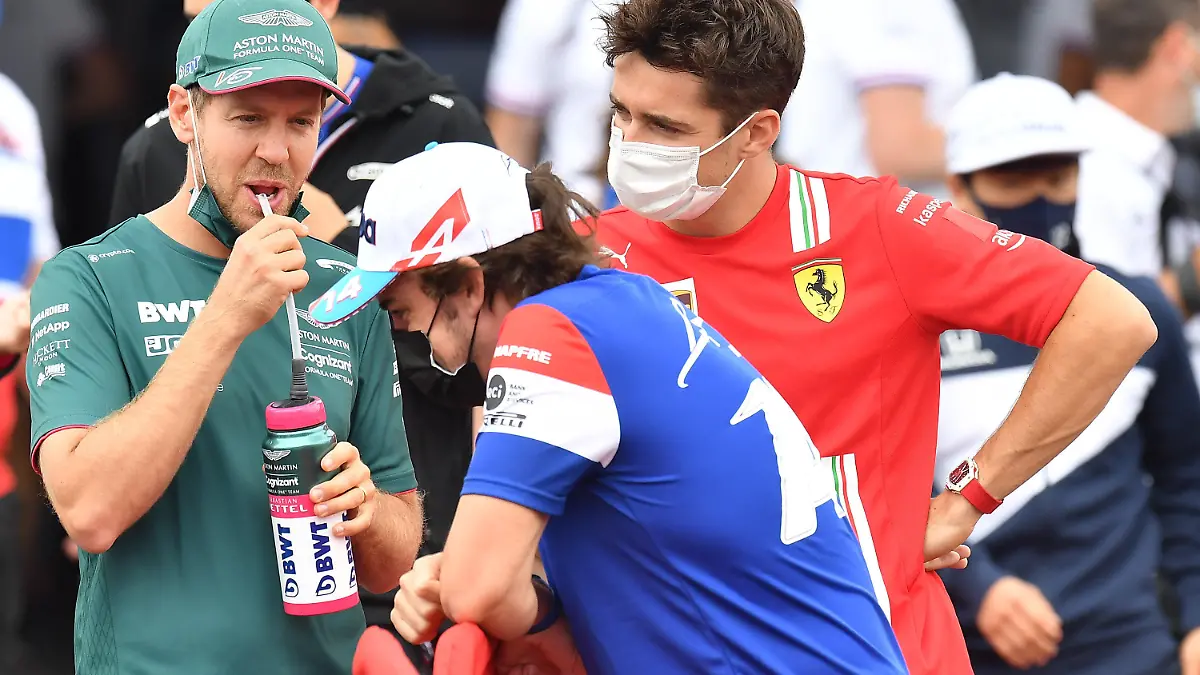 20.06.2021, Circuit Paul Ricard, Le Castellet, FORMULA 1 EMIRATES GRAND PRIX DE FRANCE 2021 , im Bild Fahrerparade: Sebastian Vettel (DEU#5), Aston Martin Cognizant Formula One Team, Charles Leclerc (MCO#16), Scuderia Ferrari Mission Winnow, Fernando Alonso (ESP#14), Alpine F1 Team