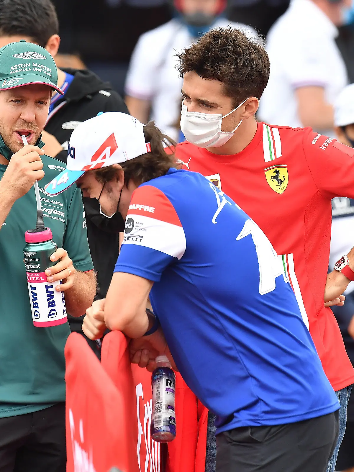 20.06.2021, Circuit Paul Ricard, Le Castellet, FORMULA 1 EMIRATES GRAND PRIX DE FRANCE 2021 , im Bild Fahrerparade: Sebastian Vettel (DEU#5), Aston Martin Cognizant Formula One Team, Charles Leclerc (MCO#16), Scuderia Ferrari Mission Winnow, Fernando Alonso (ESP#14), Alpine F1 Team