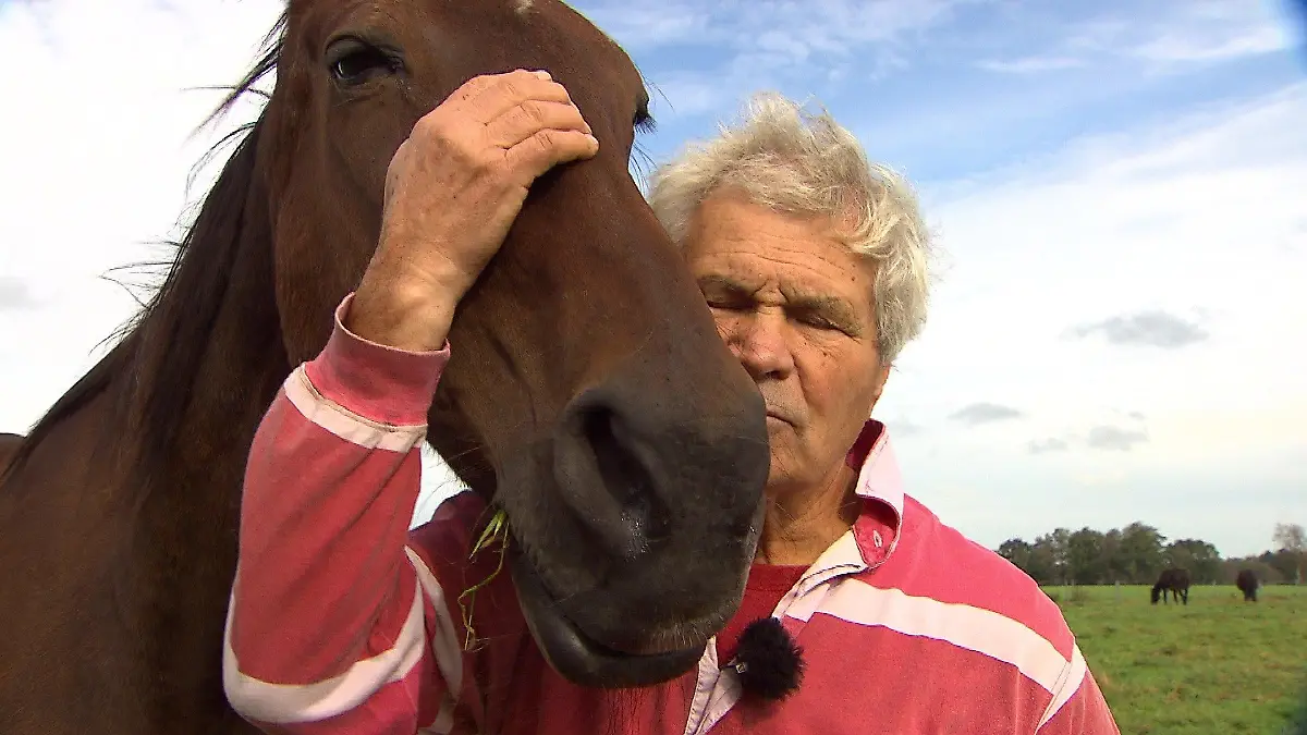Wenn Nutztiere ihren Nutzen verlieren, dann hat leider oft ihre letzte Stunde geschlagen. Anders ist es bei Gnadenhofbesitzer Bernhard Kutz aus Ovelgönne. Auf seinem Gnadenhof "Pferdeoase" erleben die Tiere ihren Lebensabend so, wie er ihnen zusteht.