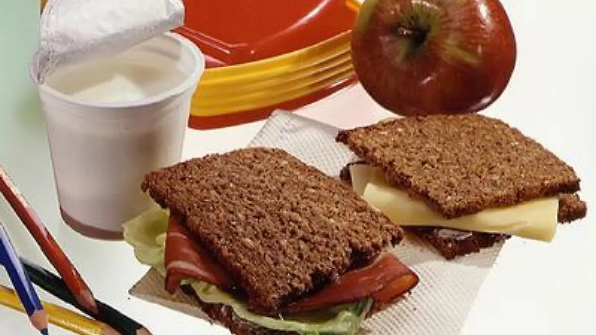 Zum Themendienst-Bericht "Ernährung/Kinder/Schule/KORR/" von Heidemarie Pütz vom 20. Juni: Vollkorn und viel Flüssigkeit - Kinder brauchen zum Lernen ein gutes Pausenbrot und genug zu trinken. (Honorarfreie Veröffentlichung nur für dpa/gms-Themendienst-Bezieher mit dem Quellenhinweis "CMA/dpa/gms")