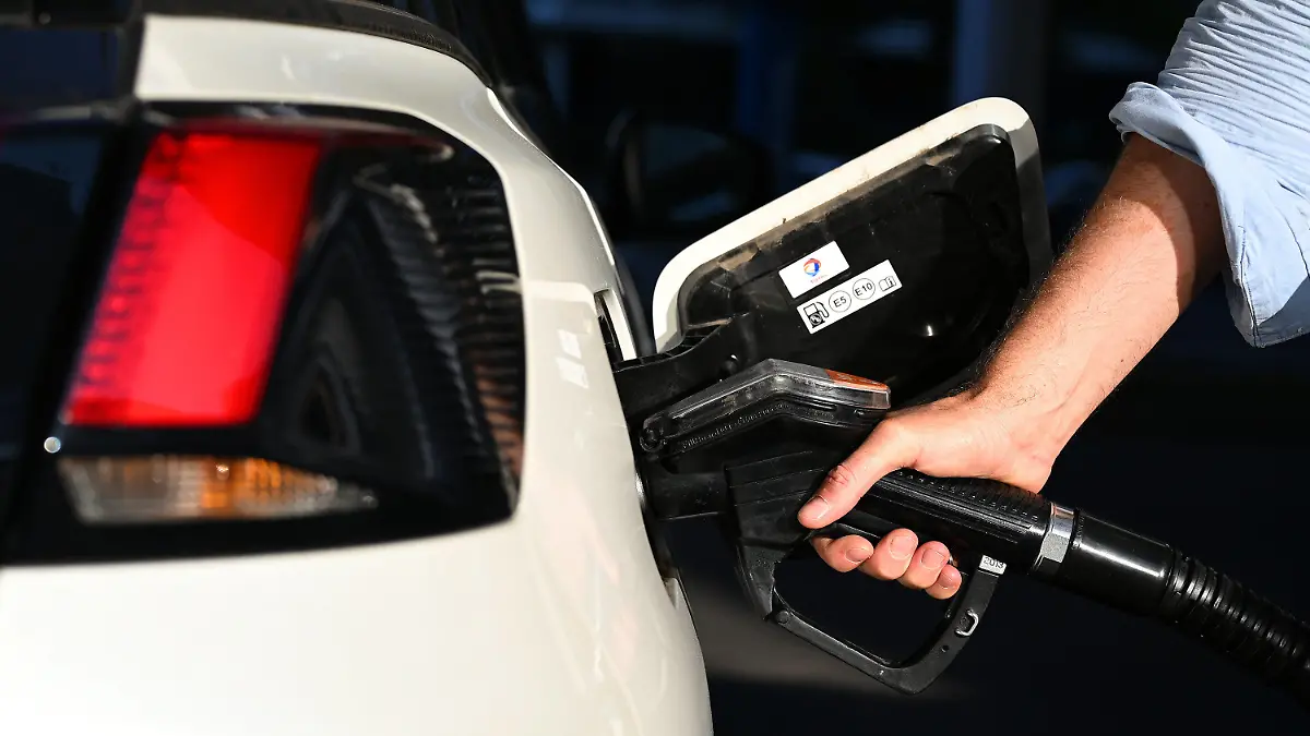 ARCHIV - 09.09.2021, Berlin: Ein Auto wird betankt. Das Statistische Bundesamt gibt am 30.09.2021 die Inflationsrate für September 2021 bekannt (erste Schätzung). Foto: Monika Skolimowska/dpa-Zentralbild/dpa +++ dpa-Bildfunk +++