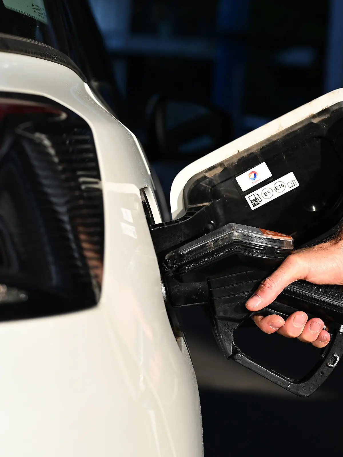 ARCHIV - 09.09.2021, Berlin: Ein Auto wird betankt. Das Statistische Bundesamt gibt am 30.09.2021 die Inflationsrate für September 2021 bekannt (erste Schätzung). Foto: Monika Skolimowska/dpa-Zentralbild/dpa +++ dpa-Bildfunk +++