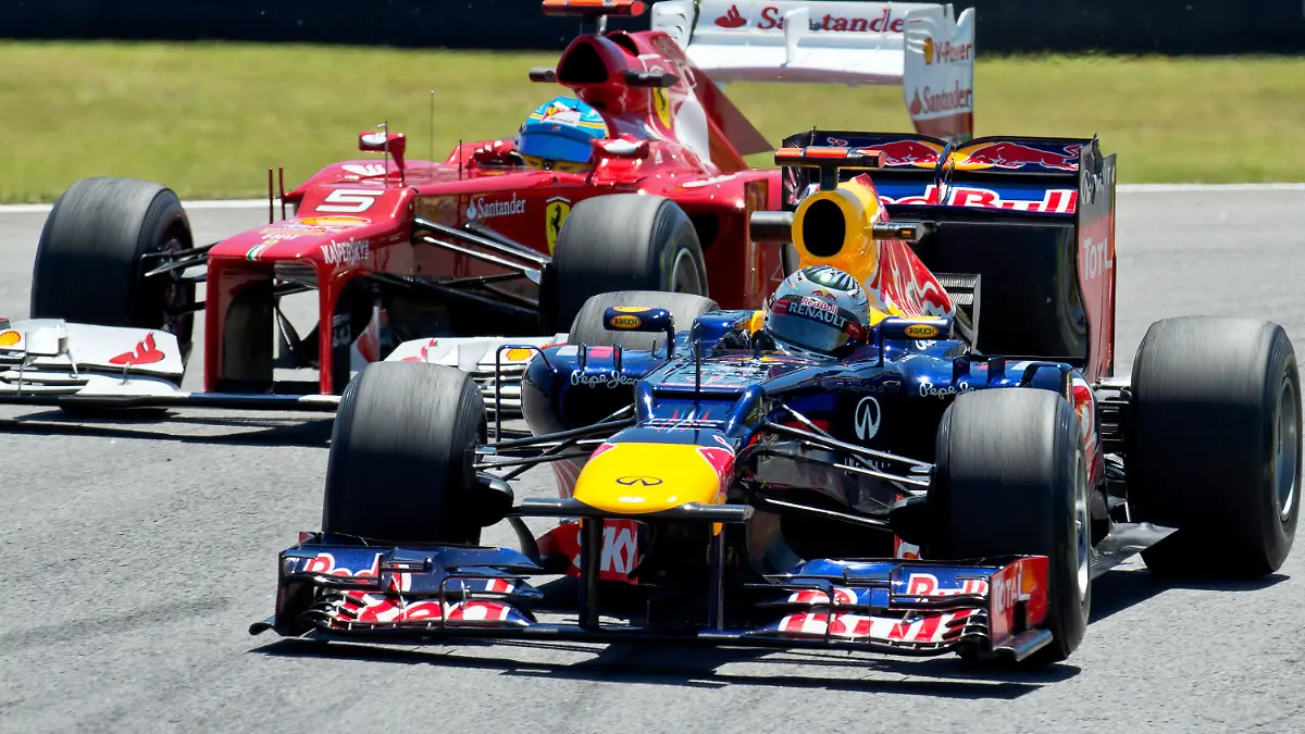 German Formula One driver Sebastian Vettel (R) of Red Bull overtakes Spanish Fernando Alonso of Ferrari during the second practice session at the Autodromo Jose Carlos Pace in Sao Paulo, Brazil, 23 November 2012. The Formula One Grand Prix of Brazil will take place on 25 November 2012. Photo: David Ebener/dpa  +++(c) dpa - Bildfunk+++