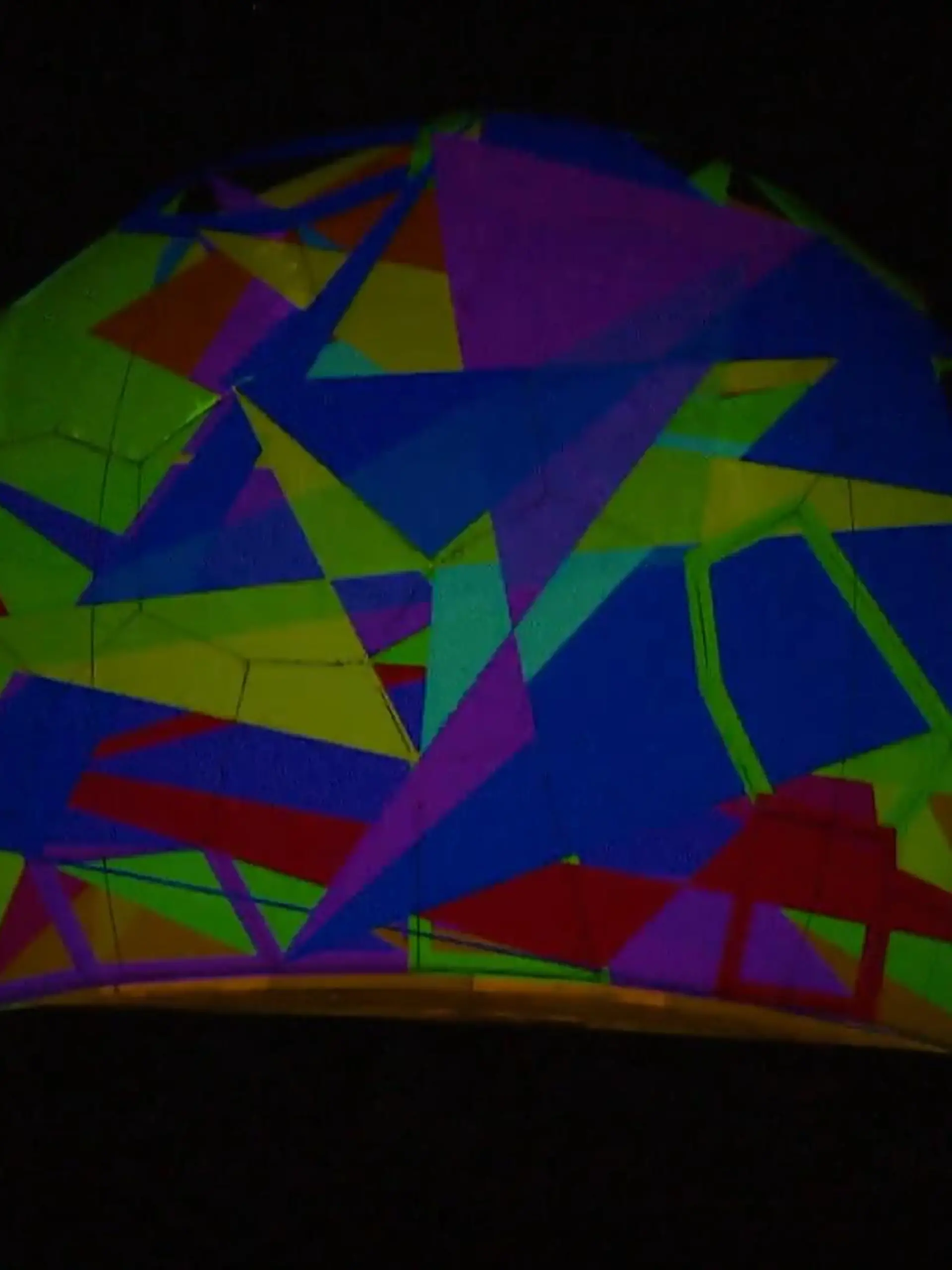 Daniela und Pascal Kulcsár beleuchten mit dem Lichtkunst-Projekt „Flashlines“ Bauwerke in ganz Hessen – so auch das Radom auf der Wasserkuppe.