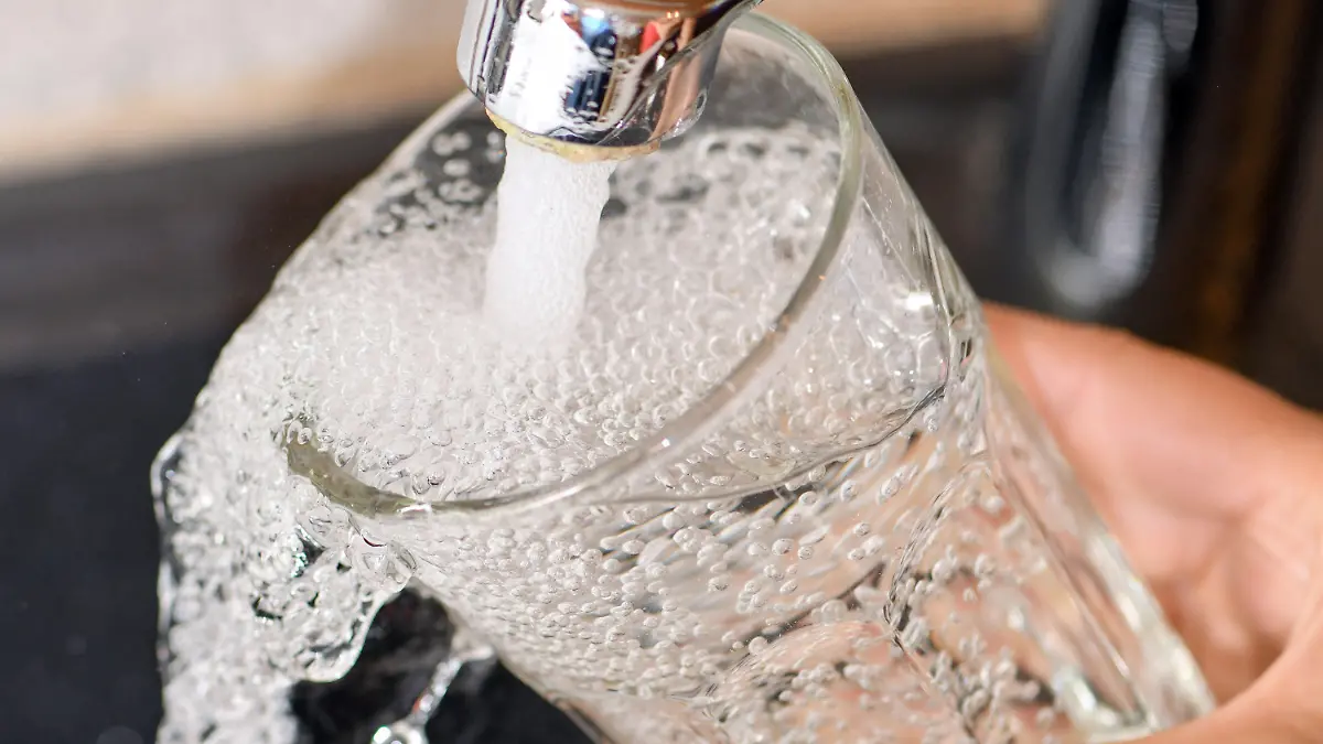 ARCHIV - 08.08.2019, Brandenburg, Sieversdorf: Am Wasserhahn in einer Küche wird ein Trinkglas mit Leitungswasser befüllt.       (zu dpa "WHO: Zu viele Menschen ohne Sanitäranlagen und sauberem Trinkwasser") Foto: Patrick Pleul/zb/dpa +++ dpa-Bildfunk +++