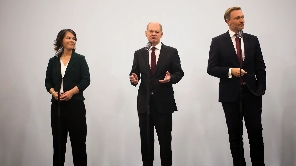 Social Democratic Party, SPD, chancellor candidate Olaf Scholz, center, Green party co-leader Annalena Baerbock, left, and the Free Democratic Party chairman Christian Lindner, right, attend a joint news conference in Berlin, Friday, Oct. 15, 2021. After the parliamentary elections on September 26, the leaders of the three parties announced that they would recommend coalition talks for a new German government. (AP Photo/Markus Schreiber)