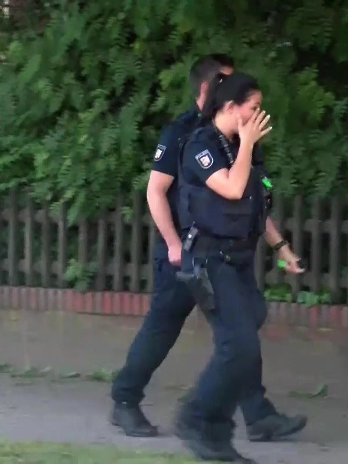 Die Polizistin weint um den verunglückten 19-Jährigen.