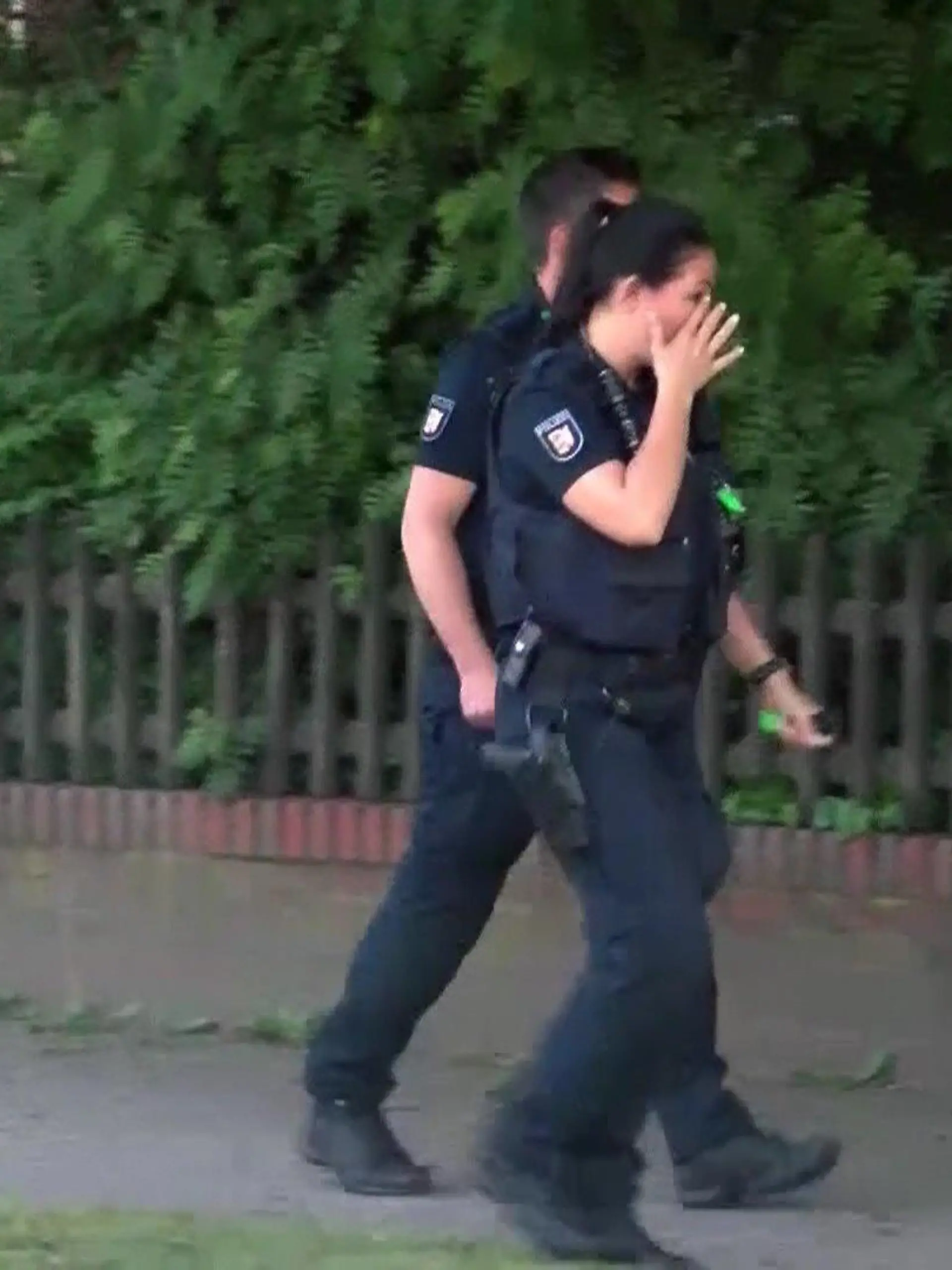 Die Polizistin weint um den verunglückten 19-Jährigen.
