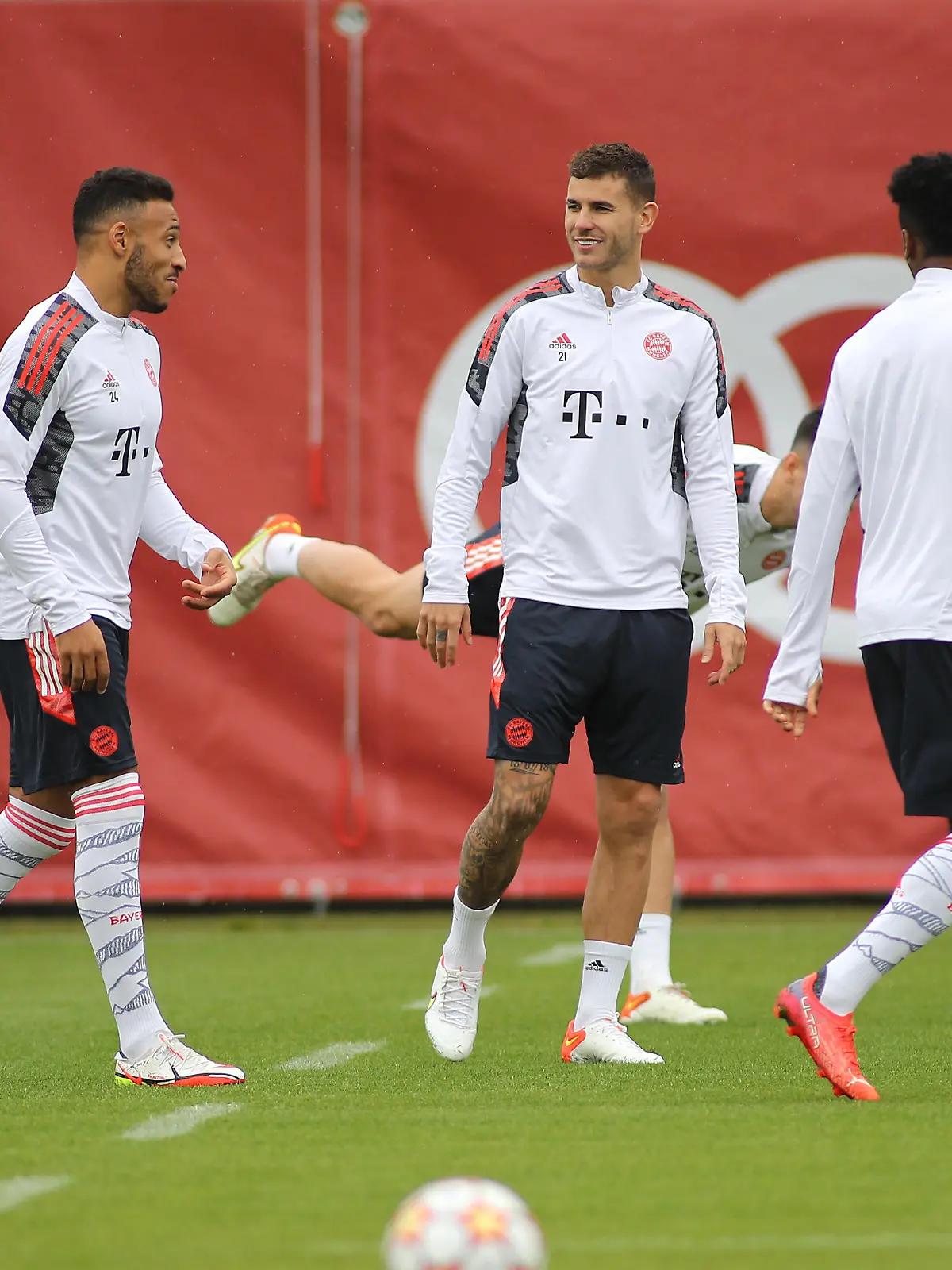 München, Deutschland 19. Oktober 2021: Corentin Tolisso (l. FC Bayern München) mit Lucas Hernandez (r. FC Bayern München) beim Abschlusstaining des FC Bayern München