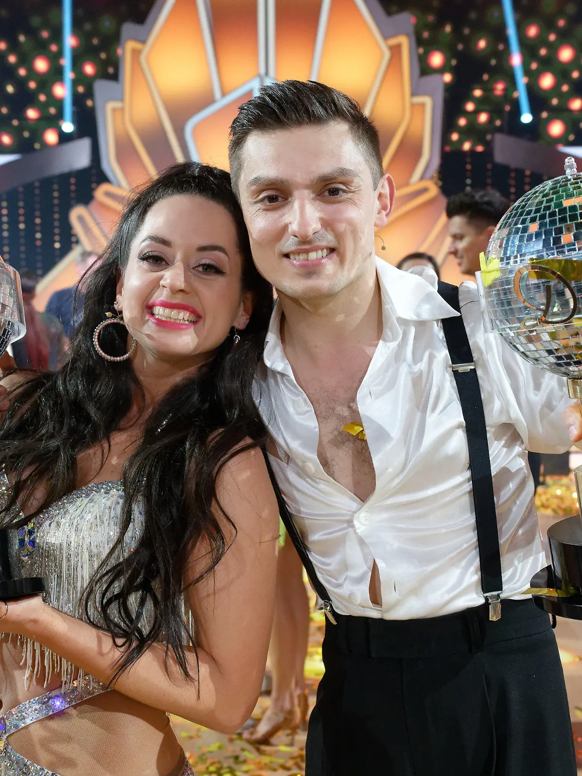 26.05.2023, Nordrhein-Westfalen, Köln: Die Sieger Malika Dzumaev (l) und Zsolt Sándor Cseke (r) stehen bei der "Lets Dance Profi-Challenge" mit ihren Pokalen im Studio. Foto: Henning Kaiser/dpa +++ dpa-Bildfunk +++