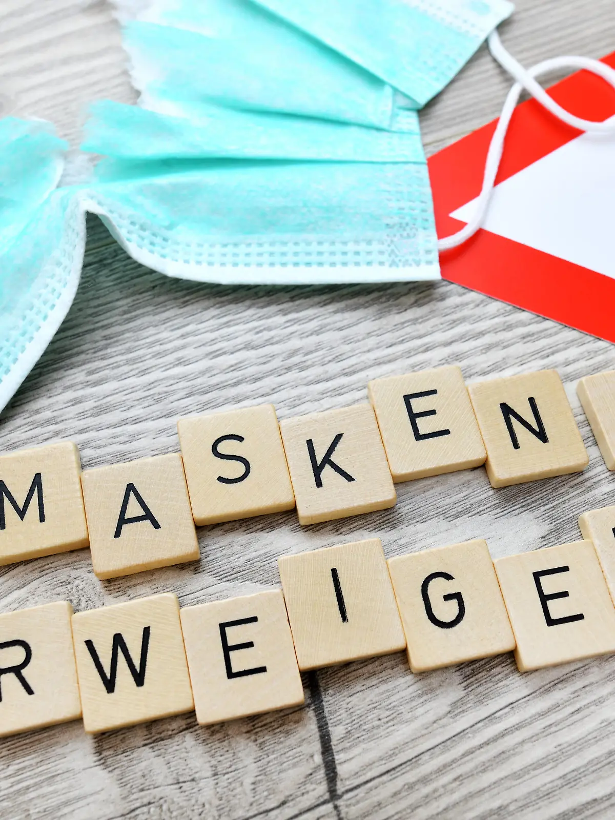  Zerrissener Mundschutz, Warnschild und Schriftzug Masken-Verweigerer *** Torn face mask, warning sign and lettering Masks Refusers