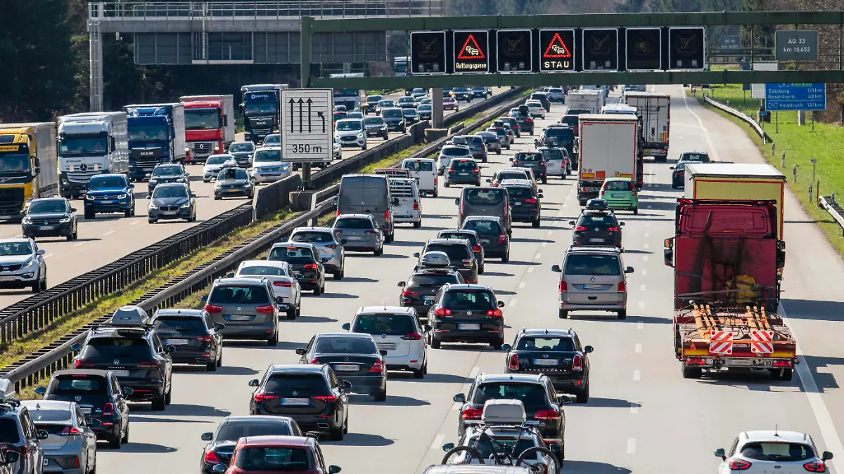 Osterreiseverkehr, Stau auf Autobahn A8, München-Salzburg, Reiseverkehr in Richtung Süden, südlich von München, 1. April 2023 Deutschland, Hofolding bei München, 1. April 2023, Osterreiseverkehr, Stau auf der Autobahn A8 München-Salzburg, Reiseverkehr in Richtung Süden rechts, Schilderbrücke zeigt Stau, Verkehr am Samstagmittag, viele LKWs unterwegs, Osterferien sind gestartet, Fahrt in den Osterurlaub, Verkehr, Blick auf die Alpen, Samstag, Bayern, *** Easter travel traffic, traffic jam on highway A8, Munich Salzburg, southbound travel traffic, south of Munich, April 1, 2023 Germany, Hofolding near Munich, April 1, 2023, Easter travel traffic, traffic jam on highway A8 Munich Salzburg, southbound travel traffic right , sign gantr