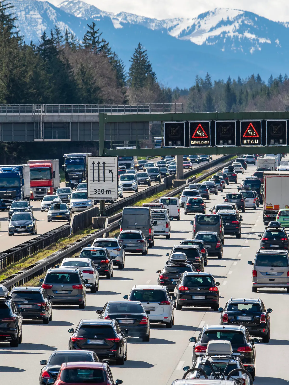 Osterreiseverkehr, Stau auf Autobahn A8, München-Salzburg, Reiseverkehr in Richtung Süden, südlich von München, 1. April 2023 Deutschland, Hofolding bei München, 1. April 2023, Osterreiseverkehr, Stau auf der Autobahn A8 München-Salzburg, Reiseverkehr in Richtung Süden rechts, Schilderbrücke zeigt Stau, Verkehr am Samstagmittag, viele LKWs unterwegs, Osterferien sind gestartet, Fahrt in den Osterurlaub, Verkehr, Blick auf die Alpen, Samstag, Bayern, *** Easter travel traffic, traffic jam on highway A8, Munich Salzburg, southbound travel traffic, south of Munich, April 1, 2023 Germany, Hofolding near Munich, April 1, 2023, Easter travel traffic, traffic jam on highway A8 Munich Salzburg, southbound travel traffic right , sign gantr