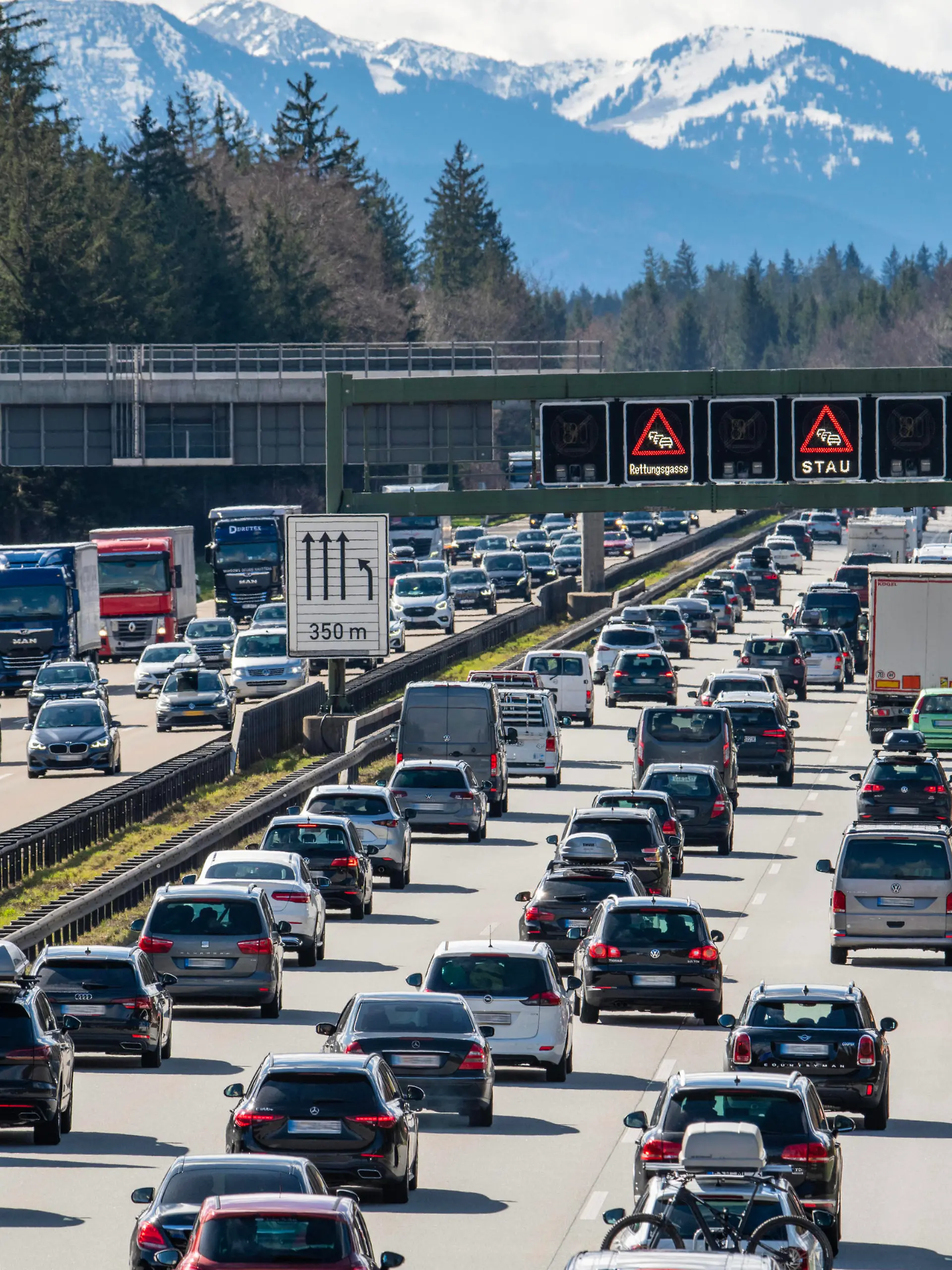 Osterreiseverkehr, Stau auf Autobahn A8, München-Salzburg, Reiseverkehr in Richtung Süden, südlich von München, 1. April 2023 Deutschland, Hofolding bei München, 1. April 2023, Osterreiseverkehr, Stau auf der Autobahn A8 München-Salzburg, Reiseverkehr in Richtung Süden rechts, Schilderbrücke zeigt Stau, Verkehr am Samstagmittag, viele LKWs unterwegs, Osterferien sind gestartet, Fahrt in den Osterurlaub, Verkehr, Blick auf die Alpen, Samstag, Bayern, *** Easter travel traffic, traffic jam on highway A8, Munich Salzburg, southbound travel traffic, south of Munich, April 1, 2023 Germany, Hofolding near Munich, April 1, 2023, Easter travel traffic, traffic jam on highway A8 Munich Salzburg, southbound travel traffic right , sign gantr