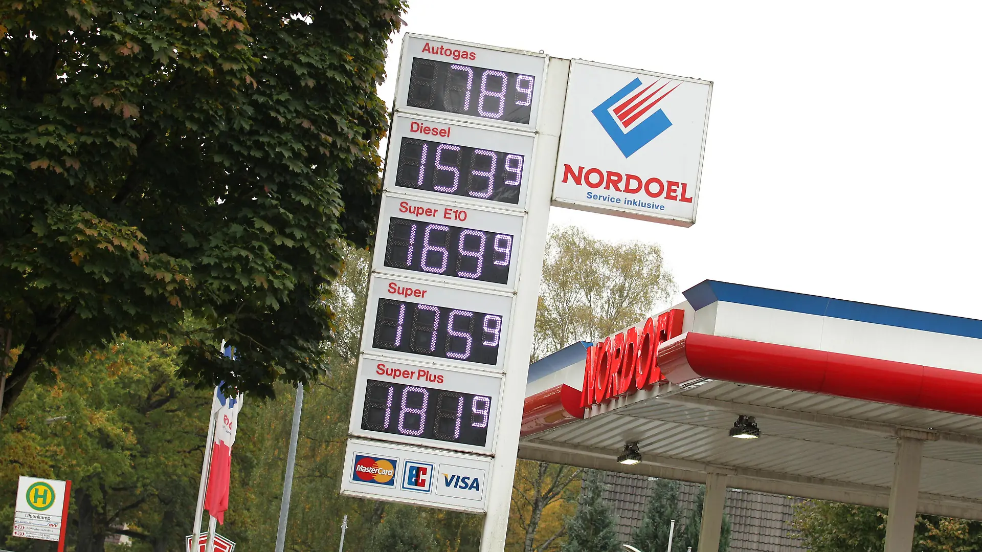 Ein Preismast vor einer Tankstelle von Nordoel in Norderstedt zeigt die derzeit sehr hohen Spritpreise an. Norderstedt Schleswig-Holstein *** A price mast in front of a petrol station of Nordoel in Norderstedt shows the currently very high petrol prices Norderstedt Schleswig Holstein 
