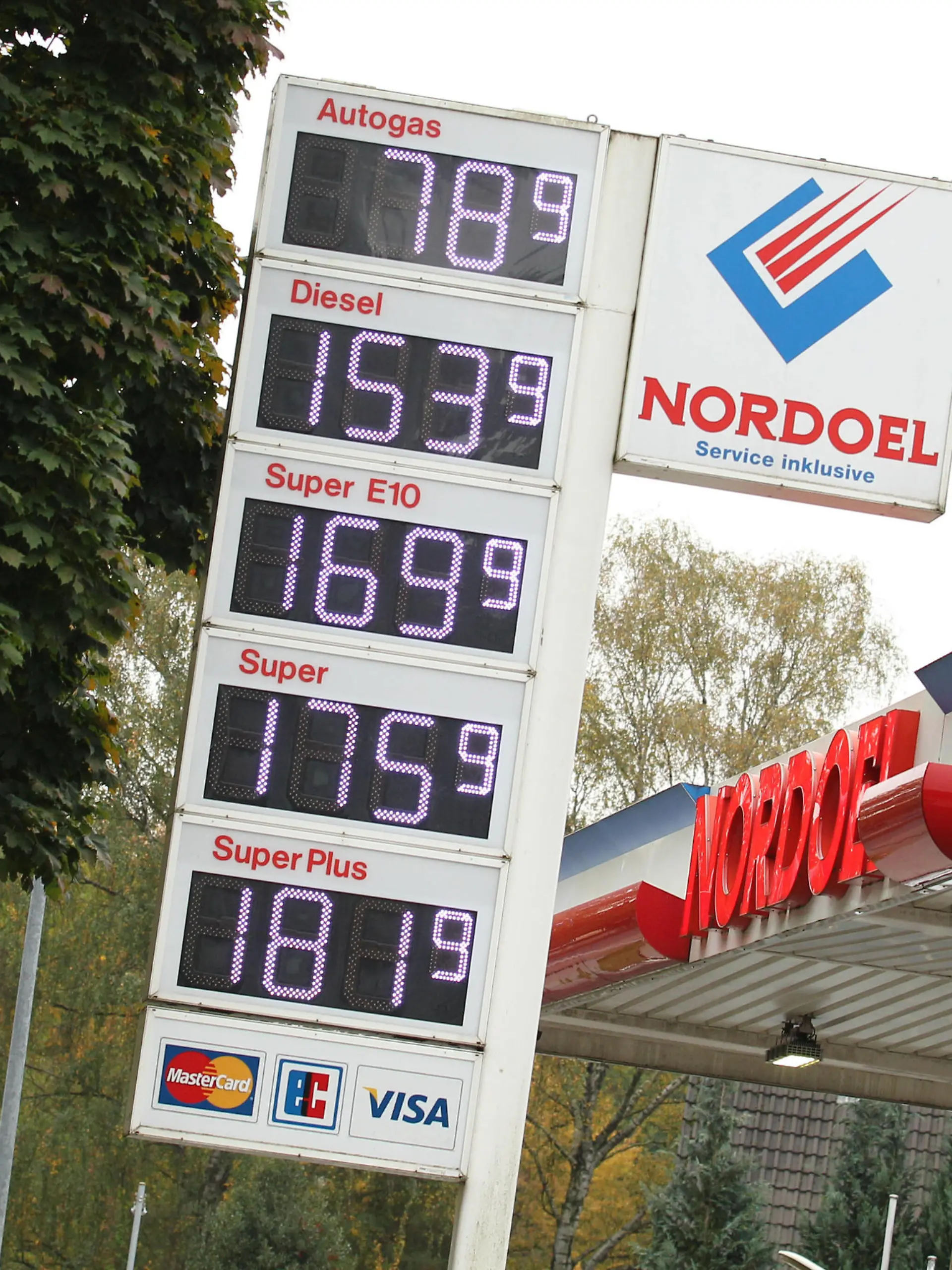 Ein Preismast vor einer Tankstelle von Nordoel in Norderstedt zeigt die derzeit sehr hohen Spritpreise an. Norderstedt Schleswig-Holstein *** A price mast in front of a petrol station of Nordoel in Norderstedt shows the currently very high petrol prices Norderstedt Schleswig Holstein 