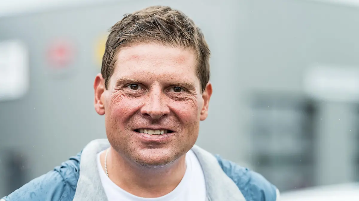 ARCHIV - 02.07.2017, Nordrhein-Westfalen, Korschenbroich: Radsport: UCI WorldTour - Tour de France, Düsseldorf - Lüttich (203,50 km), 2. Etappe. Der ehemalige Radrennprofi Jan Ullrich steht am Straßenrand und wartet auf die Durchfahrt des Fahrerfeldes. (zu dpa "Die Leute des Jahres 2018" vom 30.11.2018) Foto: Guido Kirchner/dpa +++ dpa-Bildfunk +++