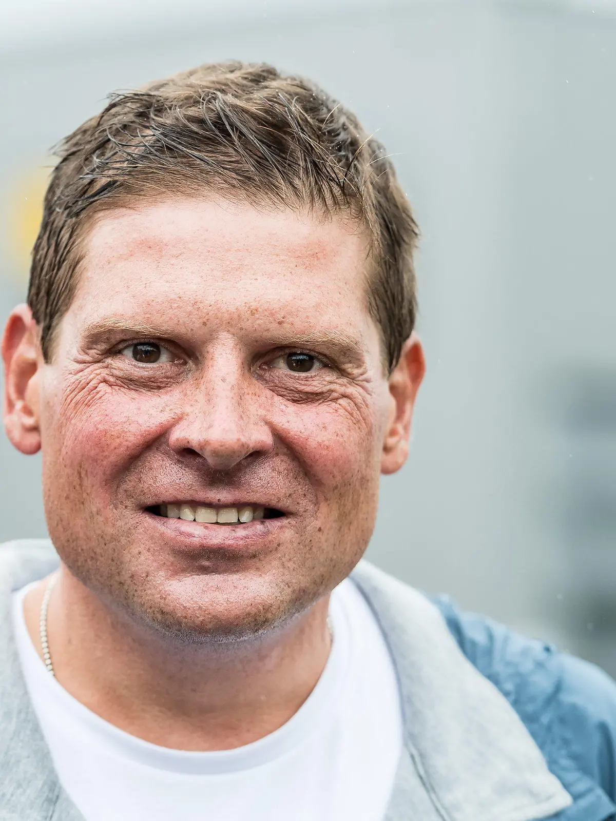 ARCHIV - 02.07.2017, Nordrhein-Westfalen, Korschenbroich: Radsport: UCI WorldTour - Tour de France, Düsseldorf - Lüttich (203,50 km), 2. Etappe. Der ehemalige Radrennprofi Jan Ullrich steht am Straßenrand und wartet auf die Durchfahrt des Fahrerfeldes. (zu dpa "Die Leute des Jahres 2018" vom 30.11.2018) Foto: Guido Kirchner/dpa +++ dpa-Bildfunk +++
