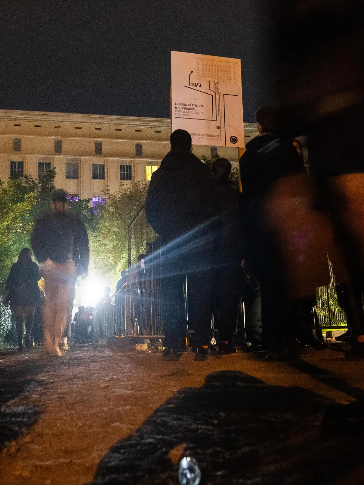 Mehrere hundert Menschen stehen vor dem Berghain an. Im Berghain Club mit der dazu gehörenden Panorama Bar wird eine erste «Klubnacht» nach Beginn der Corona-Pandemie gefeiert.