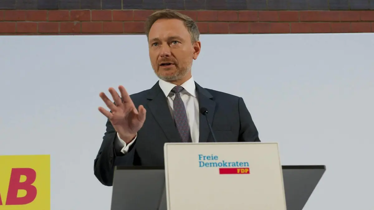 Christian Lindner Christian Lindner Deutschland, Berlin, 18.10.2021: Die Entscheidung der Liberalen über die Aufnahme von Verhandlungen über eine Ampelkoalition mit SPD und Grünen ist gefallen. *** Christian Lindner Christian Lindner Germany, Berlin, 18 10 2021 The Liberals decision on whether to start negotiations on a traffic light coalition with the SPD and the Greens has been made