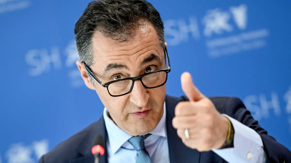 05.05.2023, Berlin: Cem Özdemir (Bündnis 90/Die Grünen), Bundesminister für Ernährung und Landwirtschaft, spricht bei einer Pressekonferenz am Rande der Sonder-Agrarministerkonferenz zum «Umbau der Nutztierhaltung». Foto: Britta Pedersen/dpa +++ dpa-Bildfunk +++