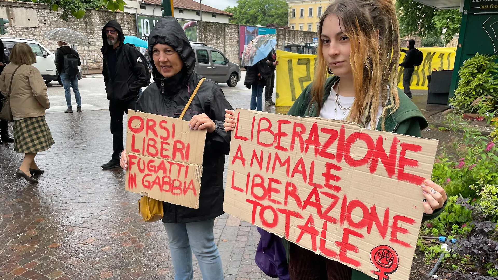 Aktivisten mit Protestschildern vor dem Verwaltungsgericht in Trient