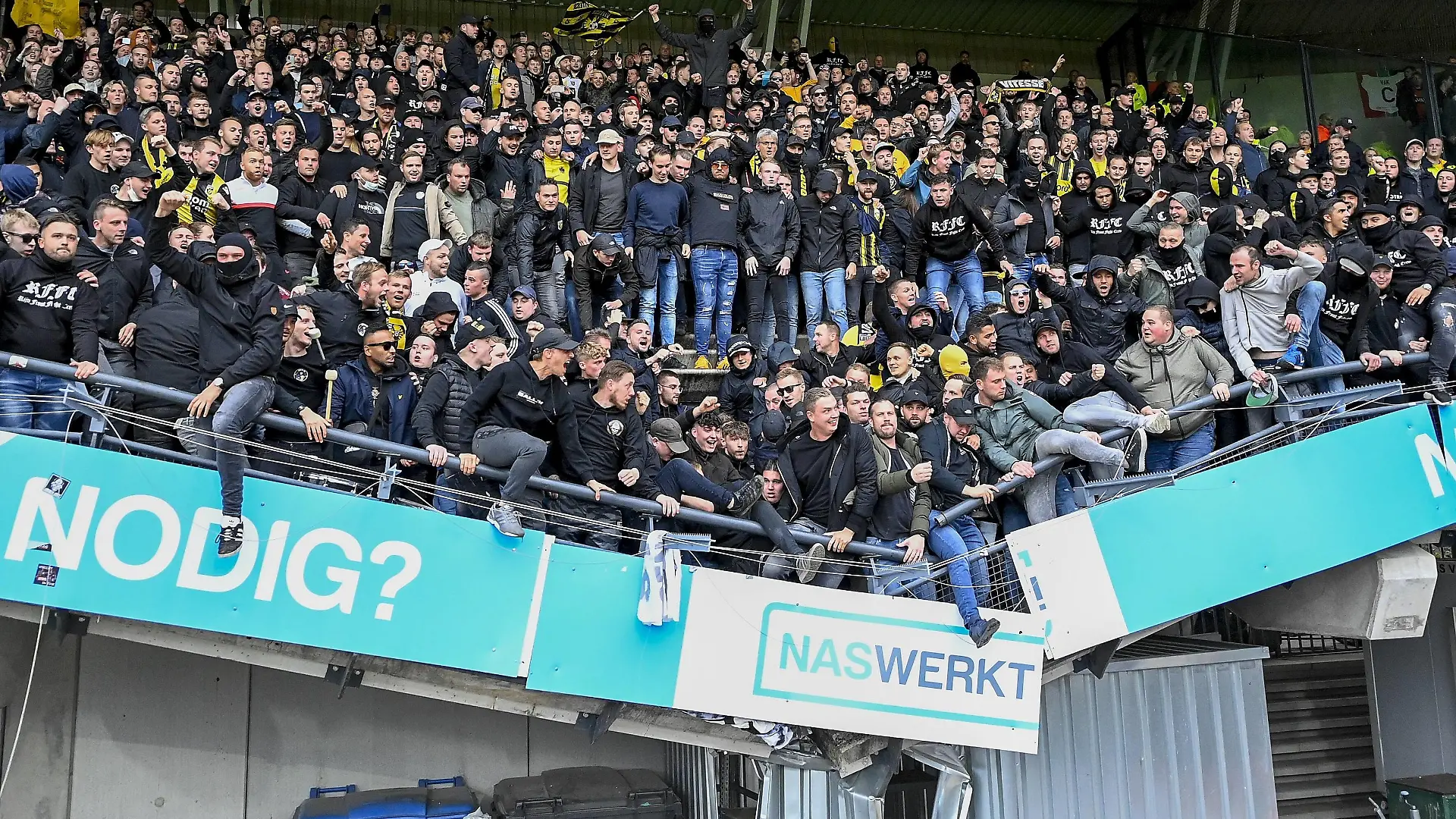 NIJMEGEN, 17-10-2021, Goffertstadion, Dutch Eredivisie Football, season 2021 / 2022, NEC - Vitesse, during the match, stand collapse with Vitesse fans after the match, final result 0-1 NEC - Vitesse PUBLICATIONxNOTxINxNED x13939634x Copyright: