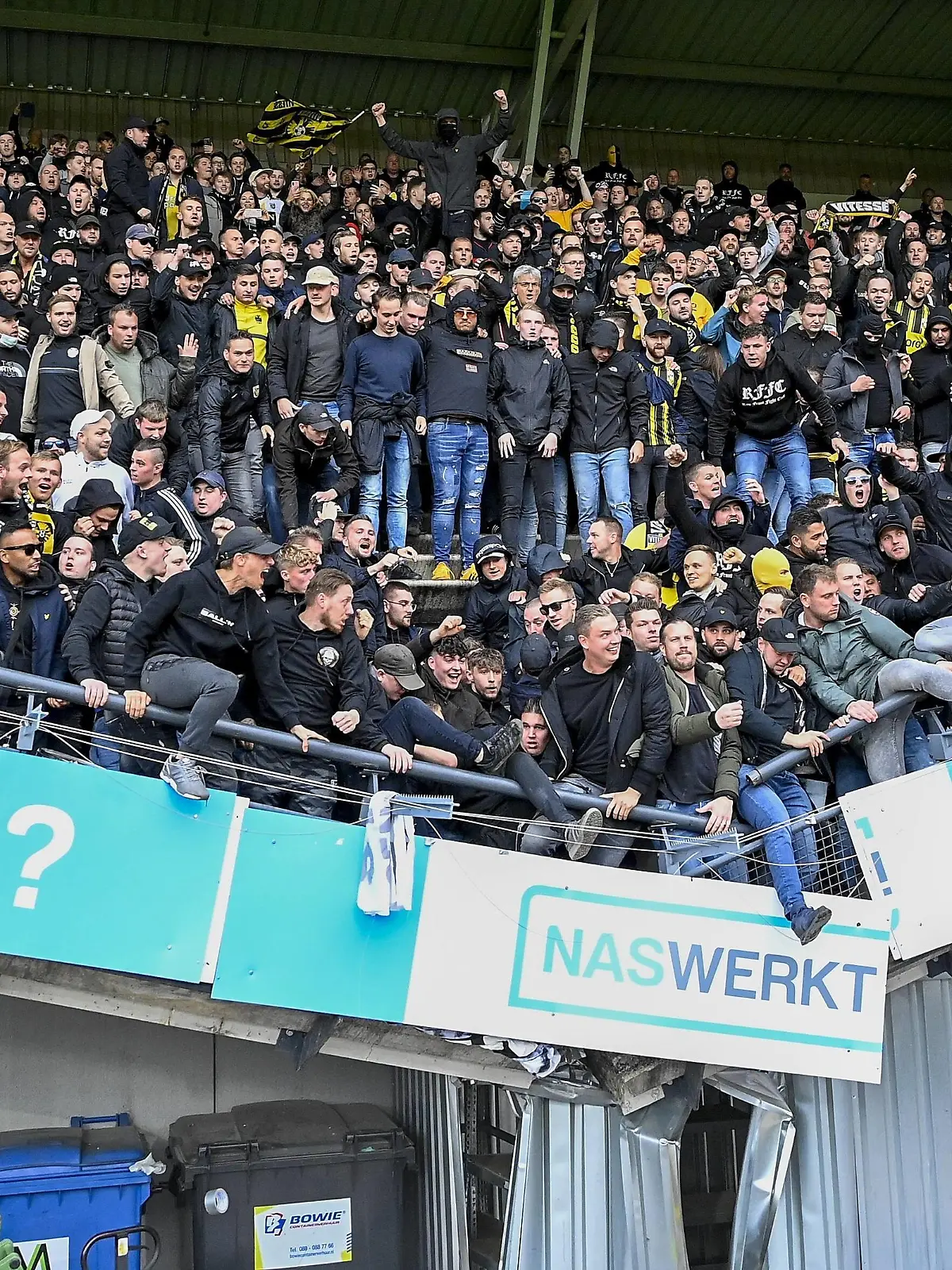 NIJMEGEN, 17-10-2021, Goffertstadion, Dutch Eredivisie Football, season 2021 / 2022, NEC - Vitesse, during the match, stand collapse with Vitesse fans after the match, final result 0-1 NEC - Vitesse PUBLICATIONxNOTxINxNED x13939634x Copyright: 