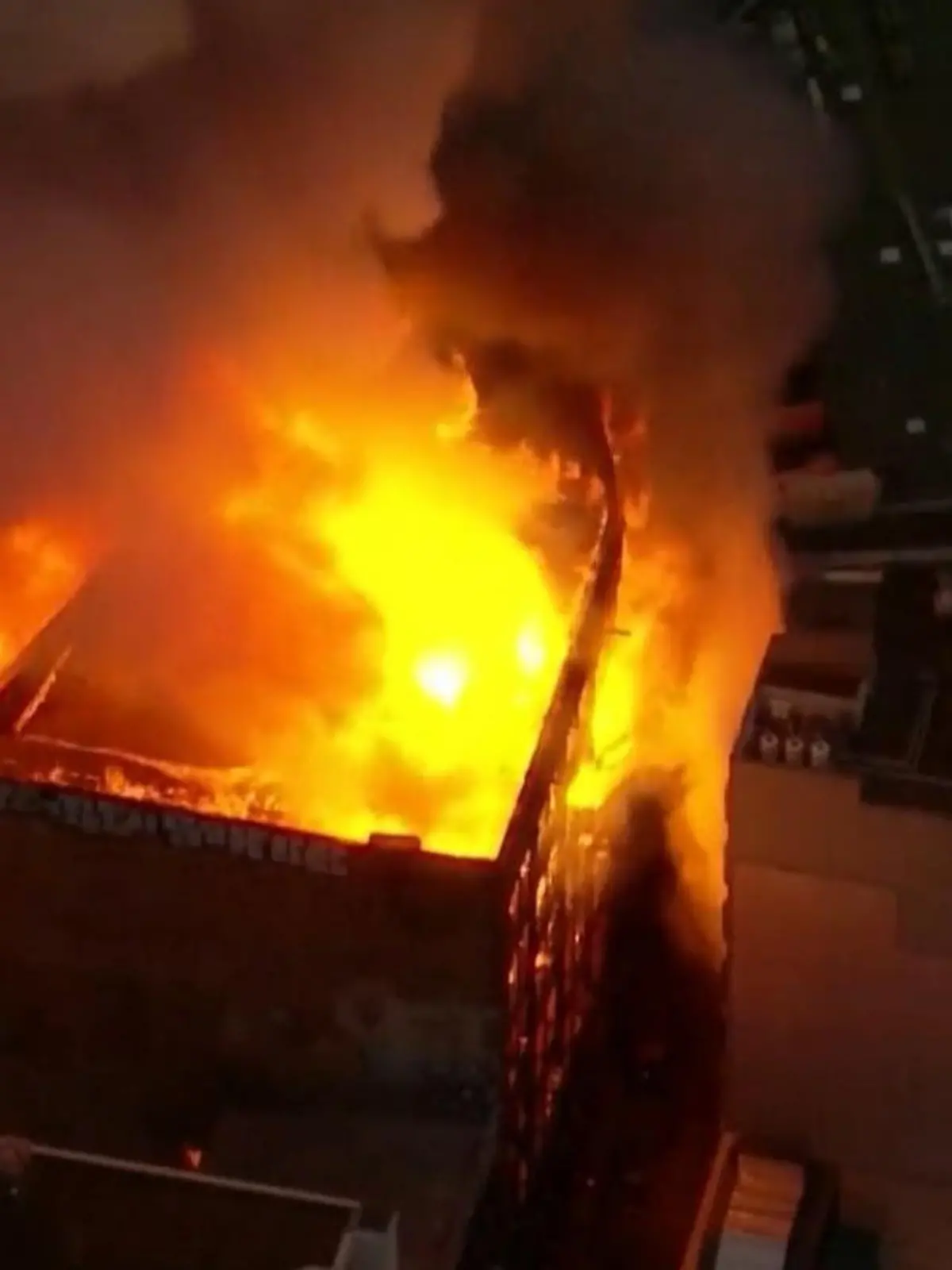 Ein gewaltiges Feuer hat ein mehrstöckiges Gebäude im Zentrum der australischen Millionenmetropole Sydney zerstört. Der Brand sei gegen 16.00 Uhr Ortszeit aus bislang ungeklärter Ursache im Stadtteil Surry Hills nahe dem Hauptbahnhof ausgebrochen, teilte die Feuerwehr am Donnerstag mit. Nach ersten Erkenntnissen habe es keine Verletzten gegeben. Mehr als 120 Einsatzkräfte und rund 30 Fahrzeuge seien im Einsatz. Die Flammen seien inzwischen unter Kontrolle.