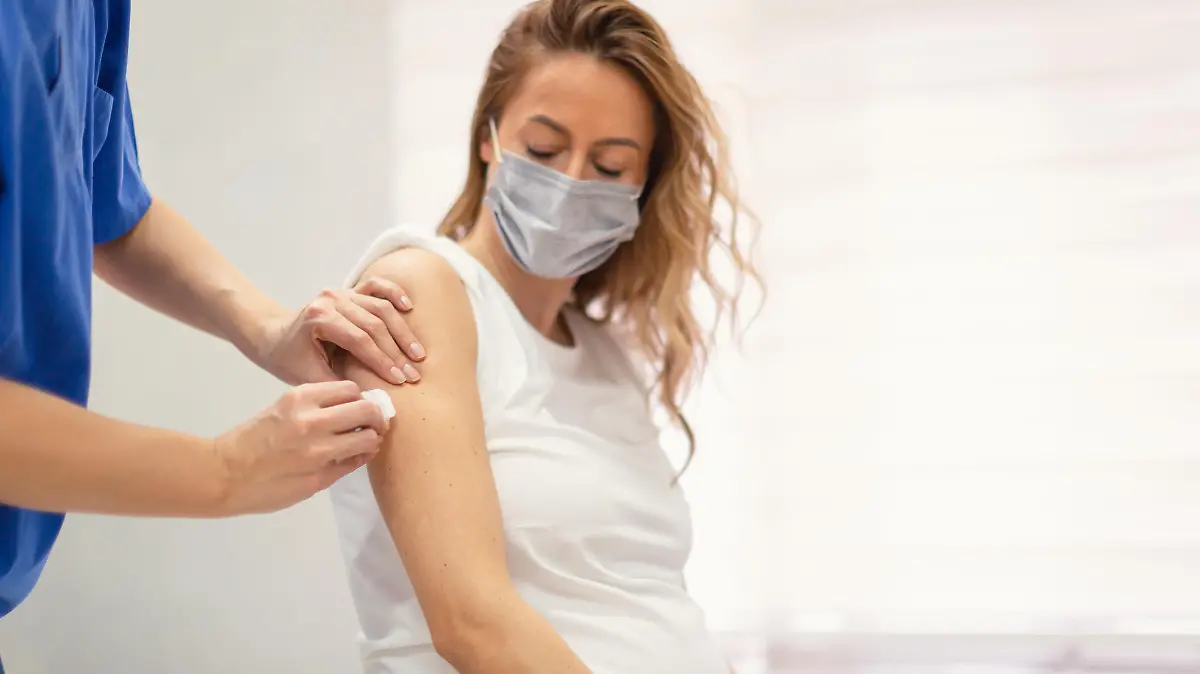 Applying a COVID-19 vaccine to a pregnant woman