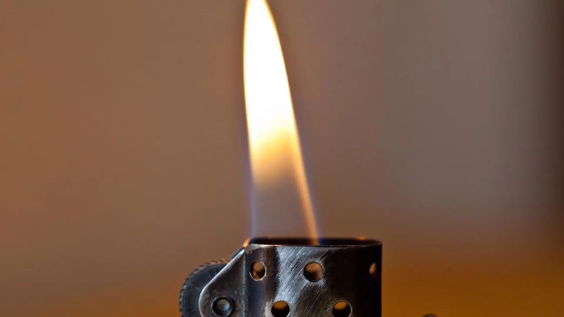Flamme an Benzin-Feuerzeug