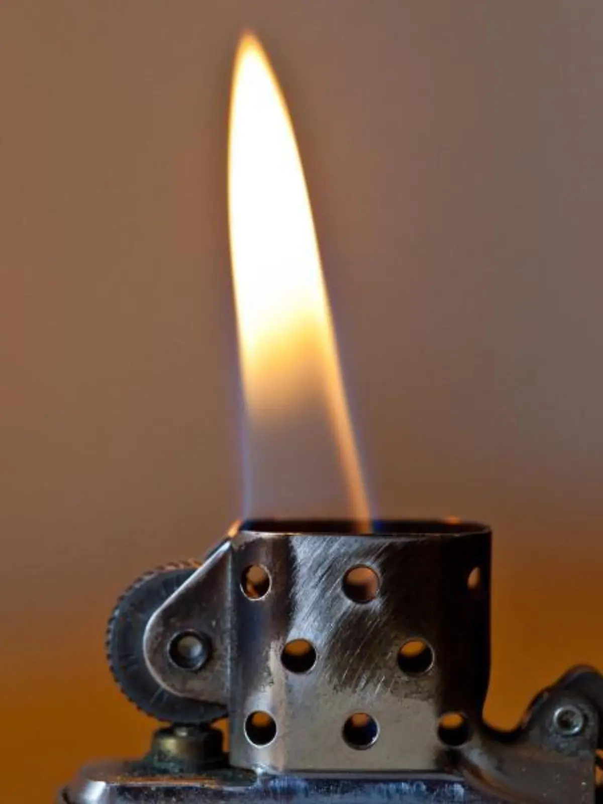 Flamme an Benzin-Feuerzeug