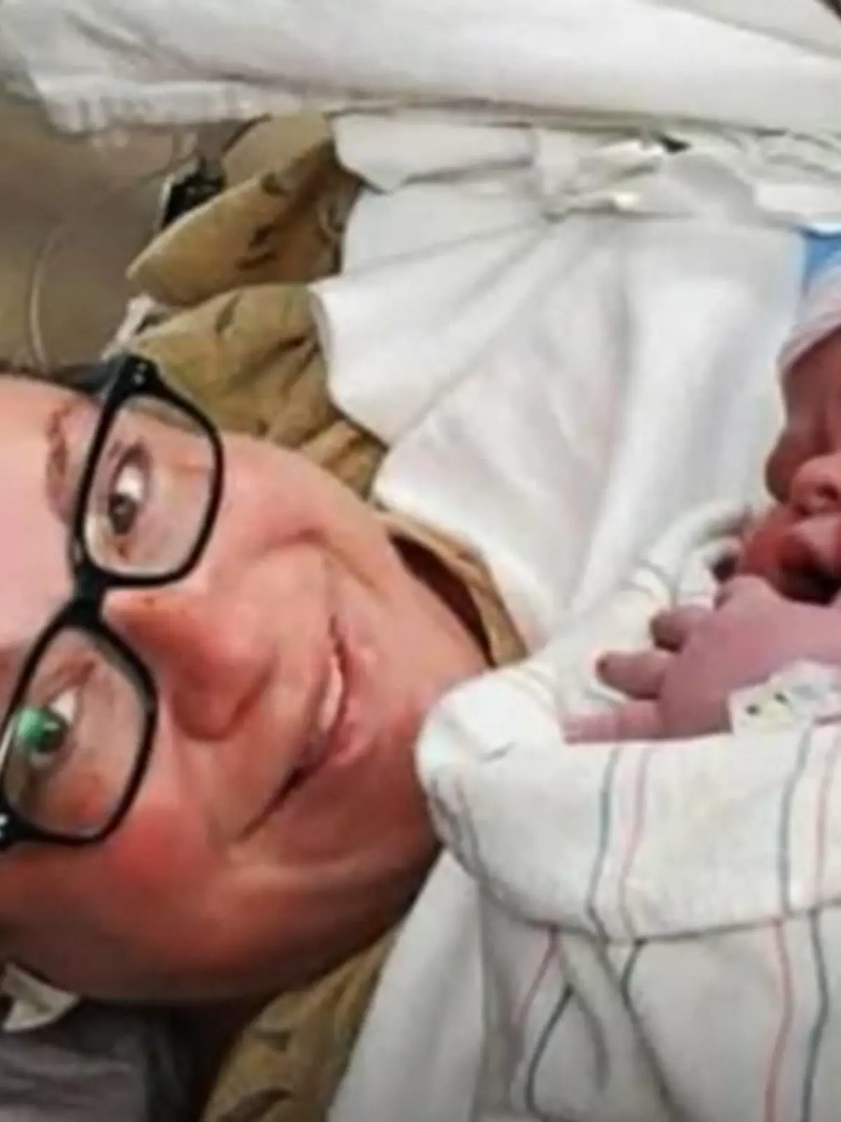 Mama Cary Patonai mit Sohn Finnley nach der Geburt