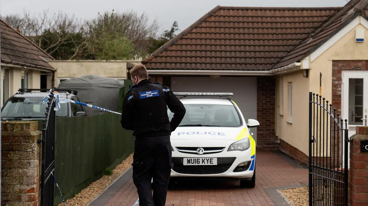 SONDERKONDITIONEN: Satzpreis!
FILE PICTURE - Penelope Jackson, is to take to the stand today, October 19, 2021, during her trial at Bristol Crown Court for the murder of her husband David at their home in Berrow, Somerset (PICTURED). See SWNS story SWBRmurder.
Police at a property in Berrow, Somerset. A woman has been arrested and police have launched a murder investigation after the death of a man in a small village. Officers were called to Berrow in Somerset at 9.15pm on Saturday after paramedics reported a male had been seriously injured. Police say he was pronounced dead at the scene and formal identification has yet to take place but the next of kin have been informed. Berrow, Somerset. 13 February 2021.
