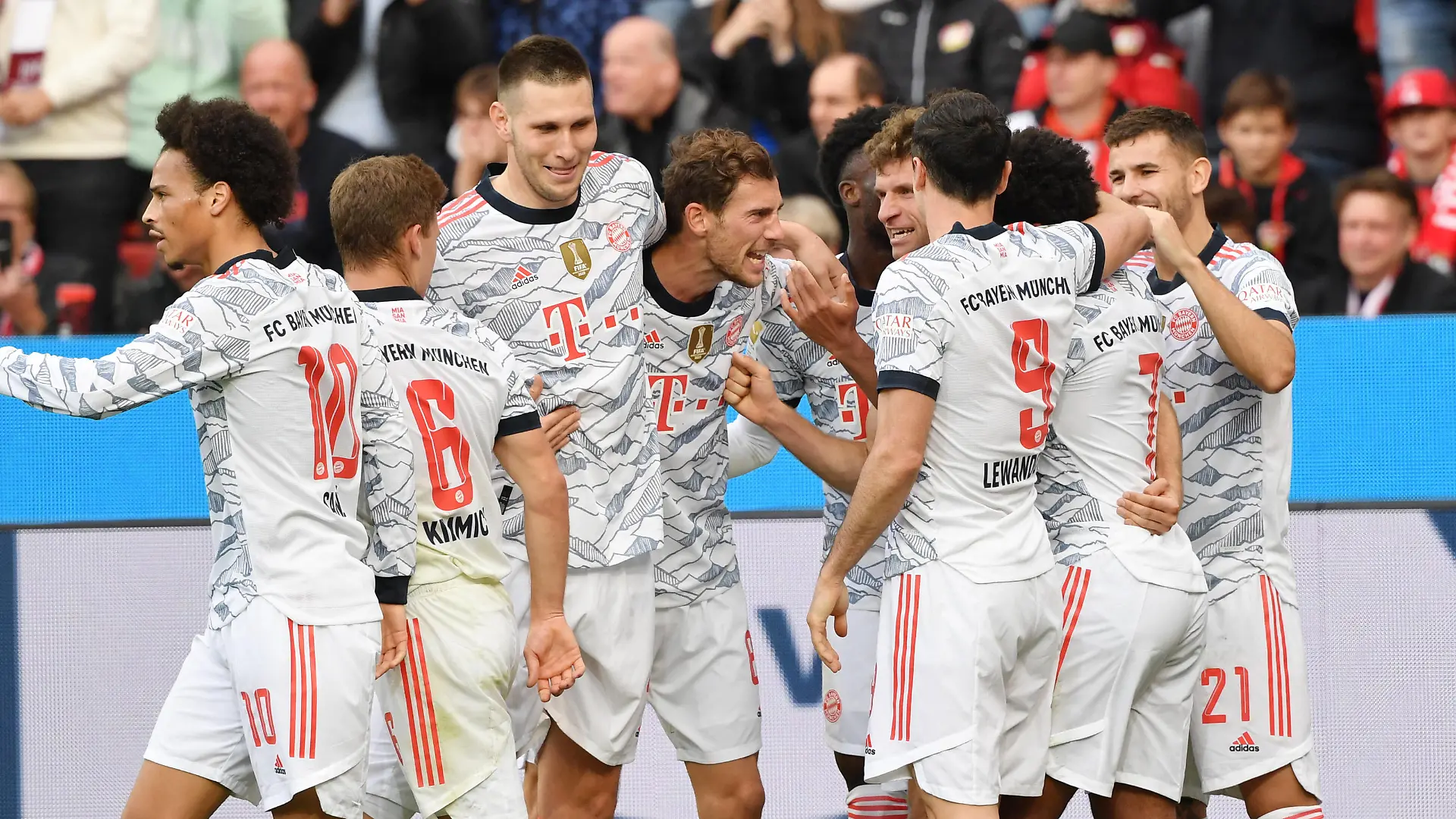 Jubel Bayern 0:4, v.li., Leroy Sane Bayern Muenchen, Joshua Kimmich Bayern Muenchen, Niklas Süle Bayern Muenchen, Leon Goretzka Bayern Muenchen, Thomas Müller Bayern Muenchen, Robert Lewandowski Bayern Muenchen, Serge Gnabry Bayern Muenchen, Lucas Hernandez Bayern Muenchen 17.10.2021, Fussball GER, Saison 2021 2022, 1. Bundesliga, 8. Spieltag, Bayer 04 Leverkusen - FC Bayern München, Foto: Maik Hölter/TEAM2sportphoto ***DFL regulations prohibit any use of photographs as image sequences and/or quasi-video.*** Leverkusen Nordrhein Westfalen Deutschland *** Jubel Bayern 0 4, v li , Leroy Sane Bayern Muenchen , Joshua Kimmich Bayern Muenchen , Niklas Süle Bayern Muenchen , Leon Goretzka Bayern Muenchen , Thomas Müller Bayern Muenchen , Robert Lewandowski Bayern Muenchen , Serge Gnabry Bayern Muenchen , Lucas Hernandez Bayern Muenchen 17 10 2021, Football GER, Season 2021 2022, 1 Bundesliga, Matchday 8, Bayer 04 Leverkusen FC Bayern Munich, Photo Maik Hölter TEAM2sportphoto DFL regulations prohibit any use of photographs as image sequences and or quasi video Leverkusen Nordrhein Westfalen Germany Team2