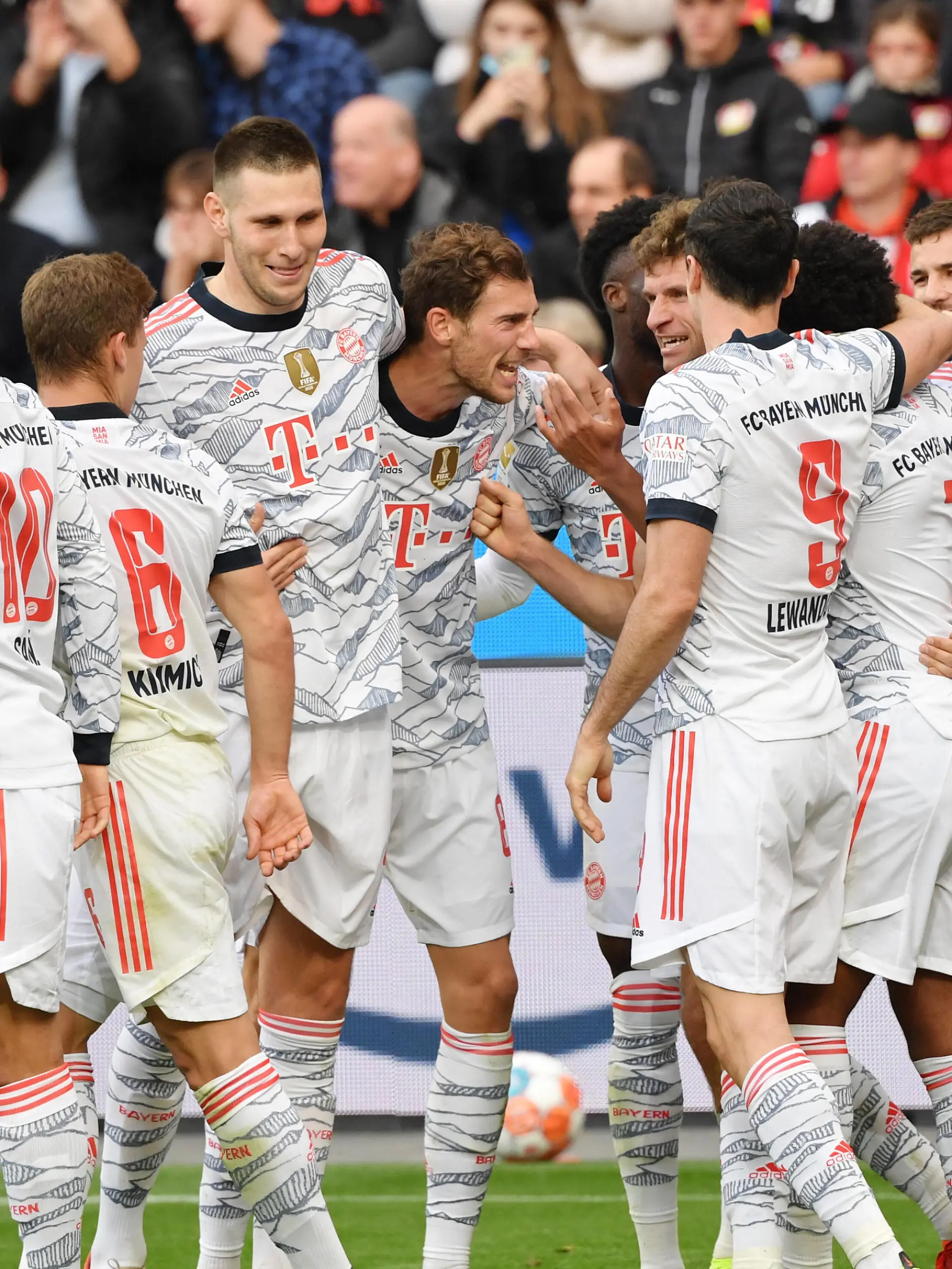  Jubel Bayern 0:4, v.li., Leroy Sane Bayern Muenchen, Joshua Kimmich Bayern Muenchen, Niklas Süle Bayern Muenchen, Leon Goretzka Bayern Muenchen, Thomas Müller Bayern Muenchen, Robert Lewandowski Bayern Muenchen, Serge Gnabry Bayern Muenchen, Lucas Hernandez Bayern Muenchen 17.10.2021, Fussball GER, Saison 2021 2022, 1. Bundesliga, 8. Spieltag, Bayer 04 Leverkusen - FC Bayern München, Foto: Maik Hölter/TEAM2sportphoto ***DFL regulations prohibit any use of photographs as image sequences and/or quasi-video.*** Leverkusen Nordrhein Westfalen Deutschland *** Jubel Bayern 0 4, v li , Leroy Sane Bayern Muenchen , Joshua Kimmich Bayern Muenchen , Niklas Süle Bayern Muenchen , Leon Goretzka Bayern Muenchen , Thomas Müller Bayern Muenchen , Robert Lewandowski Bayern Muenchen , Serge Gnabry Bayern Muenchen , Lucas Hernandez Bayern Muenchen 17 10 2021, Football GER, Season 2021 2022, 1 Bundesliga, Matchday 8, Bayer 04 Leverkusen FC Bayern Munich, Photo Maik Hölter TEAM2sportphoto DFL regulations prohibit any use of photographs as image sequences and or quasi video Leverkusen Nordrhein Westfalen Germany Team2