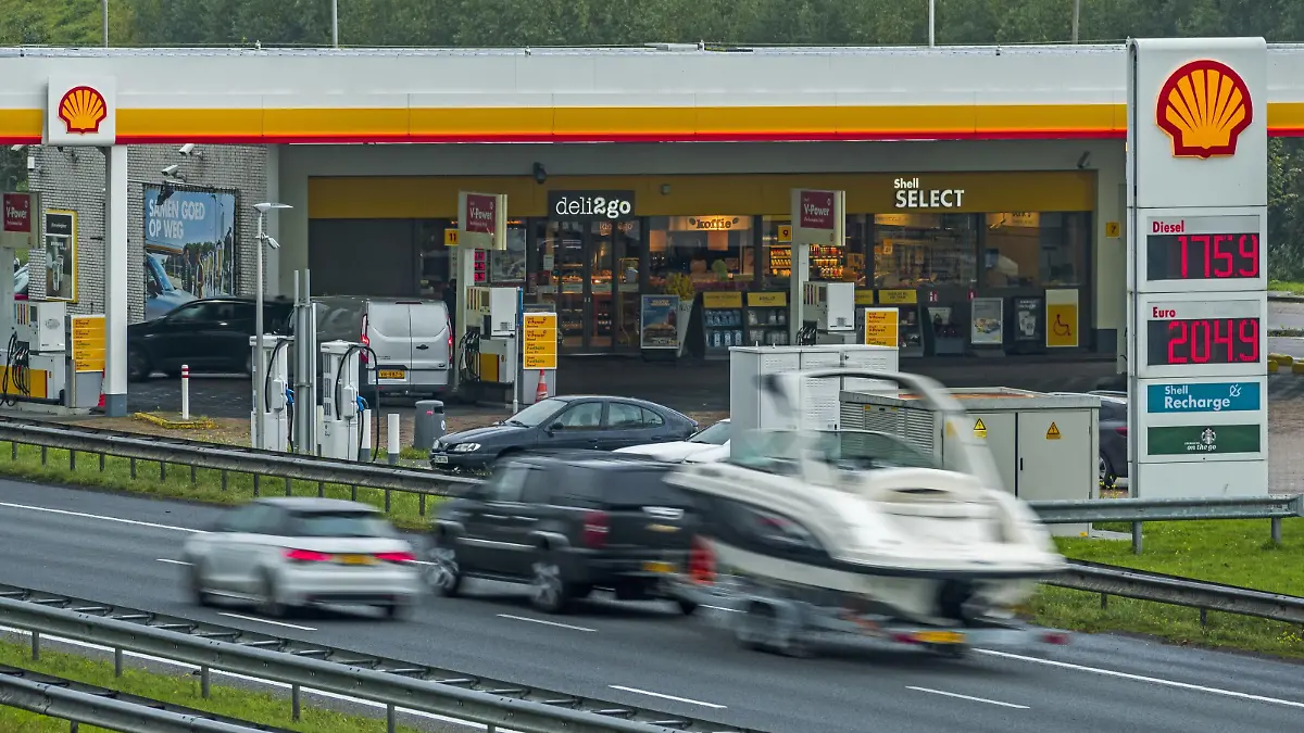 Fuel prices are rising to record highs. The suggested retail price of a liter of euro 95 has now risen to boben the 2 euro. On the highways, again the petrol price is always a bit higher, you already pay almost 2.05 euros. Diesel already costs more than 1.75 euros.anp/hollandse Hoogte/lex van lieshout *** Fuel prices are rising to record highs The suggested retail price of a liter of euro 95 has now risen to boben the 2 euro On the highways, again the petrol price is always a bit higher, you already pay almost 2 05 euros Diesel already costs more than 1 75 euros anp hollandse Hoogte lex van lieshout PUBLICATIONxINxGERxSUIxAUTxONLY Copyright: xHollandsexHoogtex/xLexxvanxLieshoutx x439131691x