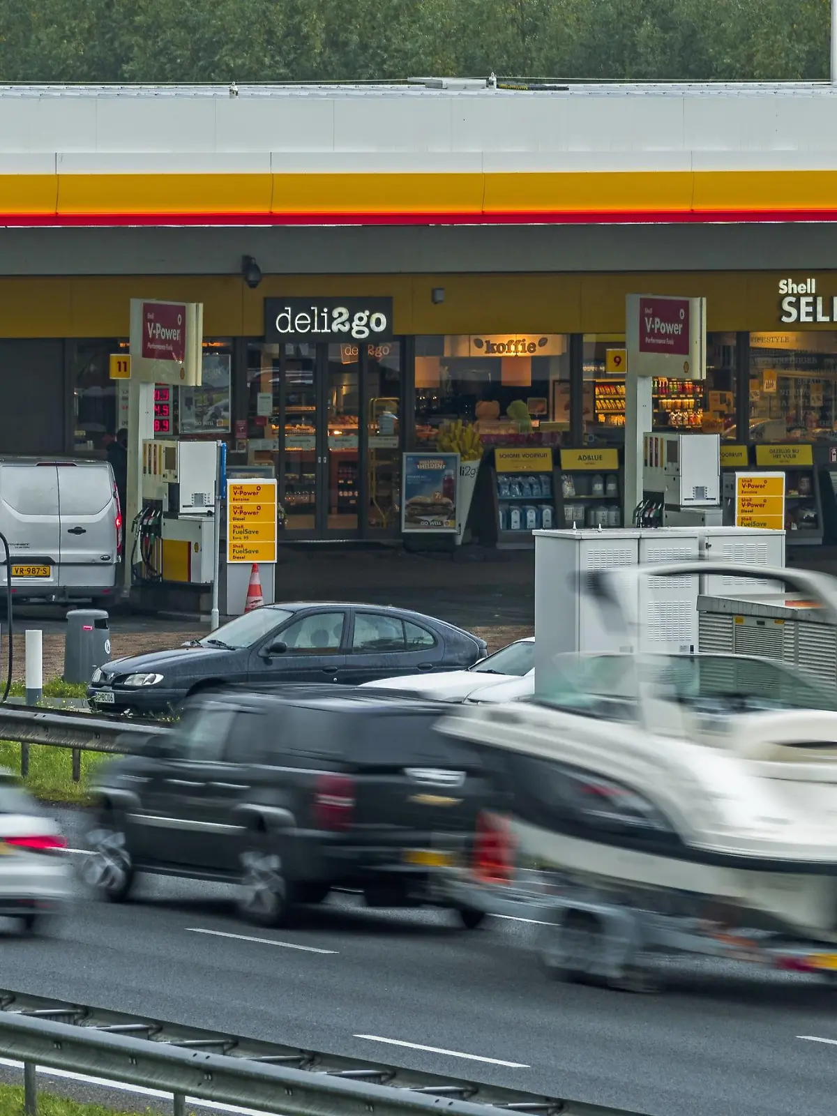 Fuel prices are rising to record highs. The suggested retail price of a liter of euro 95 has now risen to boben the 2 euro. On the highways, again the petrol price is always a bit higher, you already pay almost 2.05 euros. Diesel already costs more than 1.75 euros.anp/hollandse Hoogte/lex van lieshout *** Fuel prices are rising to record highs The suggested retail price of a liter of euro 95 has now risen to boben the 2 euro On the highways, again the petrol price is always a bit higher, you already pay almost 2 05 euros Diesel already costs more than 1 75 euros anp hollandse Hoogte lex van lieshout PUBLICATIONxINxGERxSUIxAUTxONLY Copyright: xHollandsexHoogtex/xLexxvanxLieshoutx x439131691x 