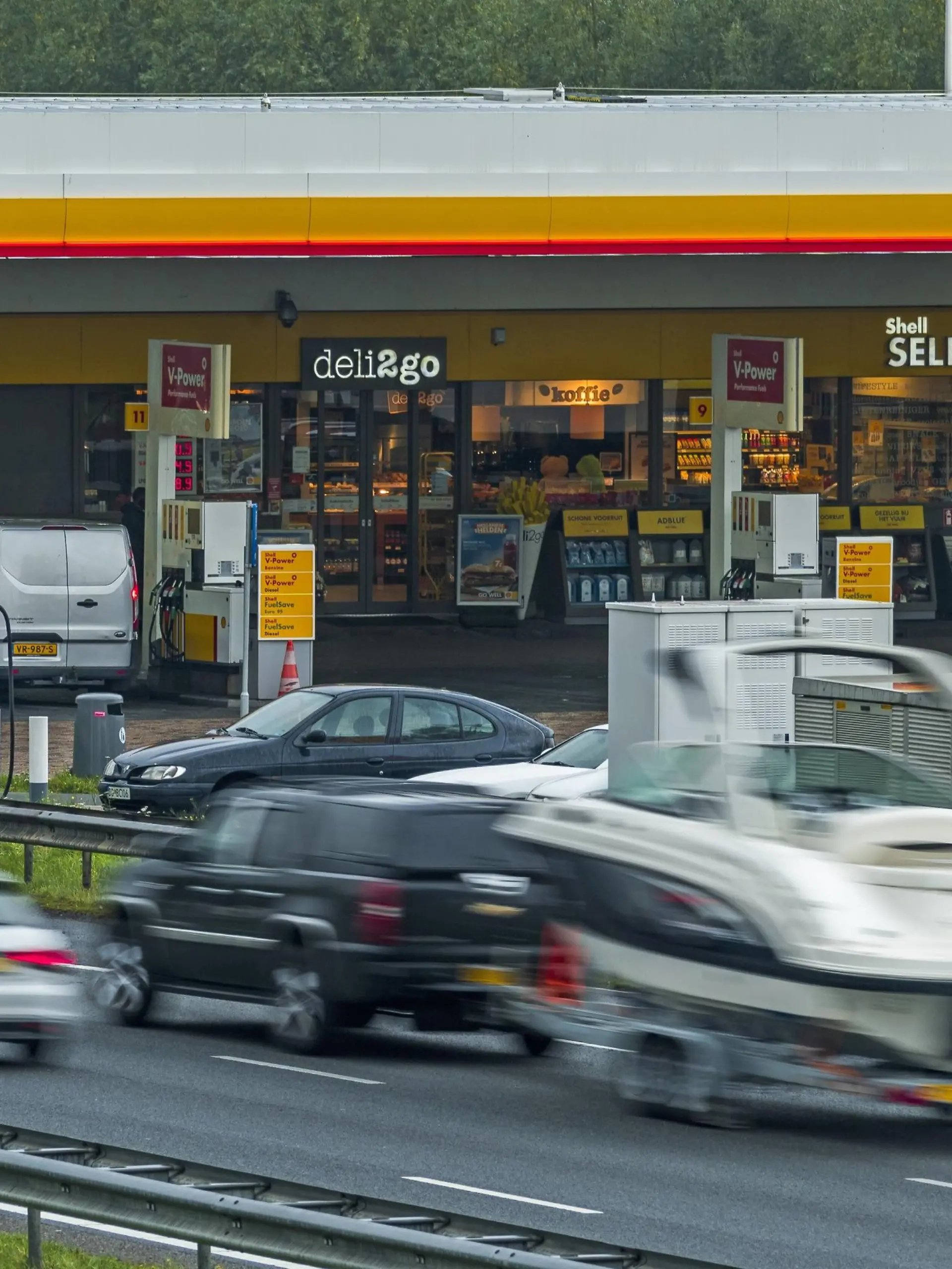 Fuel prices are rising to record highs. The suggested retail price of a liter of euro 95 has now risen to boben the 2 euro. On the highways, again the petrol price is always a bit higher, you already pay almost 2.05 euros. Diesel already costs more than 1.75 euros.anp/hollandse Hoogte/lex van lieshout *** Fuel prices are rising to record highs The suggested retail price of a liter of euro 95 has now risen to boben the 2 euro On the highways, again the petrol price is always a bit higher, you already pay almost 2 05 euros Diesel already costs more than 1 75 euros anp hollandse Hoogte lex van lieshout PUBLICATIONxINxGERxSUIxAUTxONLY Copyright: xHollandsexHoogtex/xLexxvanxLieshoutx x439131691x 