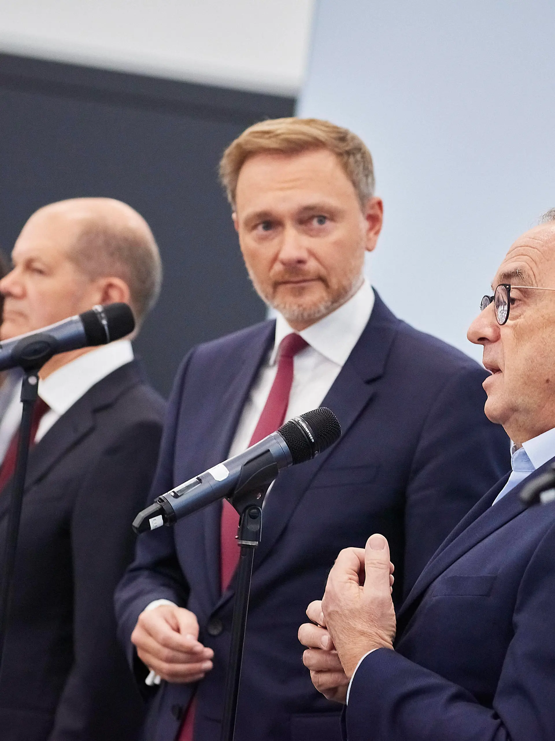 Baerbock  Olaf Scholz  Christian Lindner  Walter-Borjans - Koalitionsgespräche Deutschland, Berlin, 15.10.2021: Verkündung des Beginns von Ampel-Koalitionsgesprächen. Die Parteivorsitzenden von SPD, Grüne und FDP verhandeln jetzt die Details in Koalitionsgesprächen. *** Baerbock Olaf Scholz Christian Lindner Walter Borjans coalition talks Germany, Berlin, 15 10 2021 Announcement of start of traffic light coalition talks Party leaders of SPD, Greens and FDP now negotiating details in coalition talks 