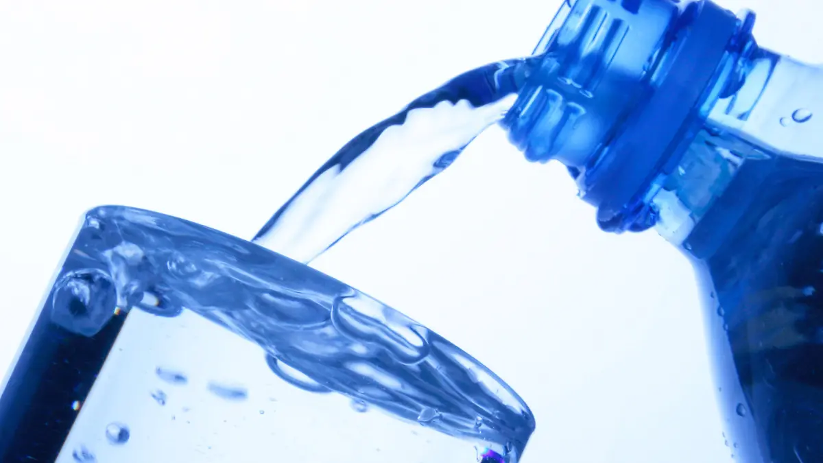 Mineralwasserflasche mit Glas