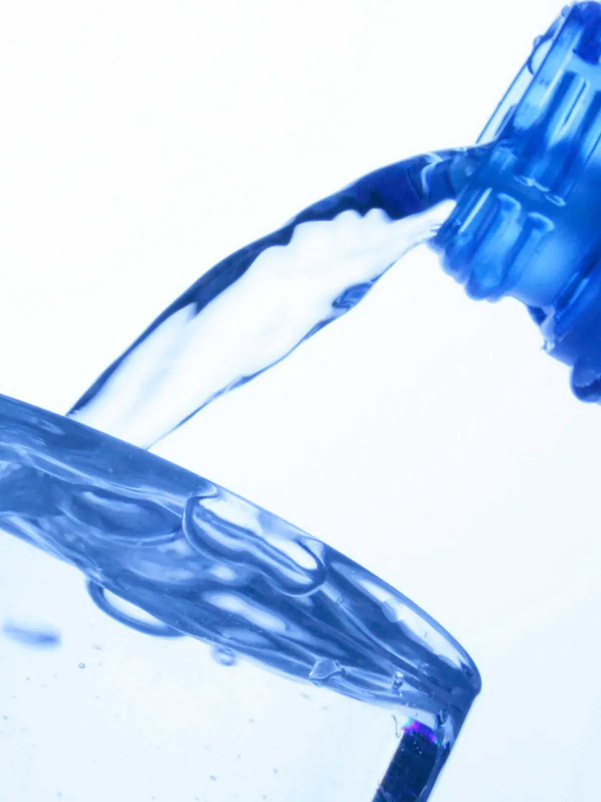 Mineralwasserflasche mit Glas